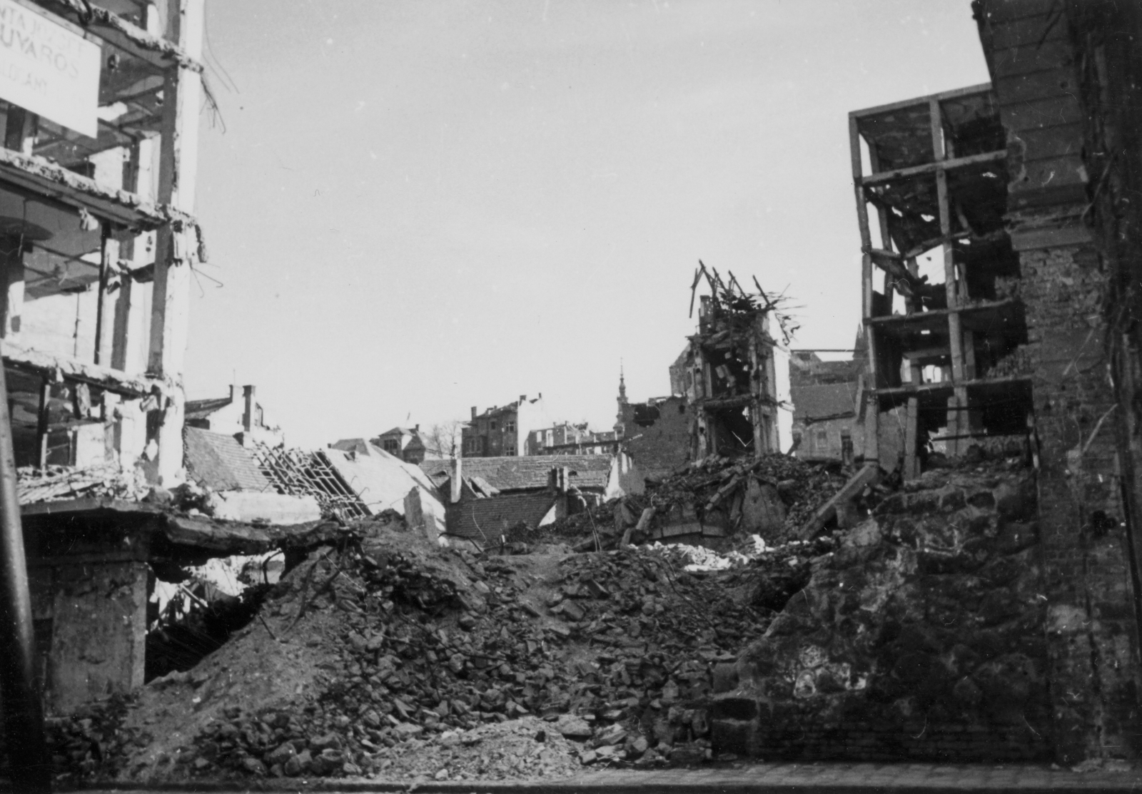 Magyarország, Budapest I., Csalogány utca, háttérben a Hattyú utca házai., 1945, Kramer István dr, Kunszt János, háborús kár, rom, Budapest, Fortepan #52121