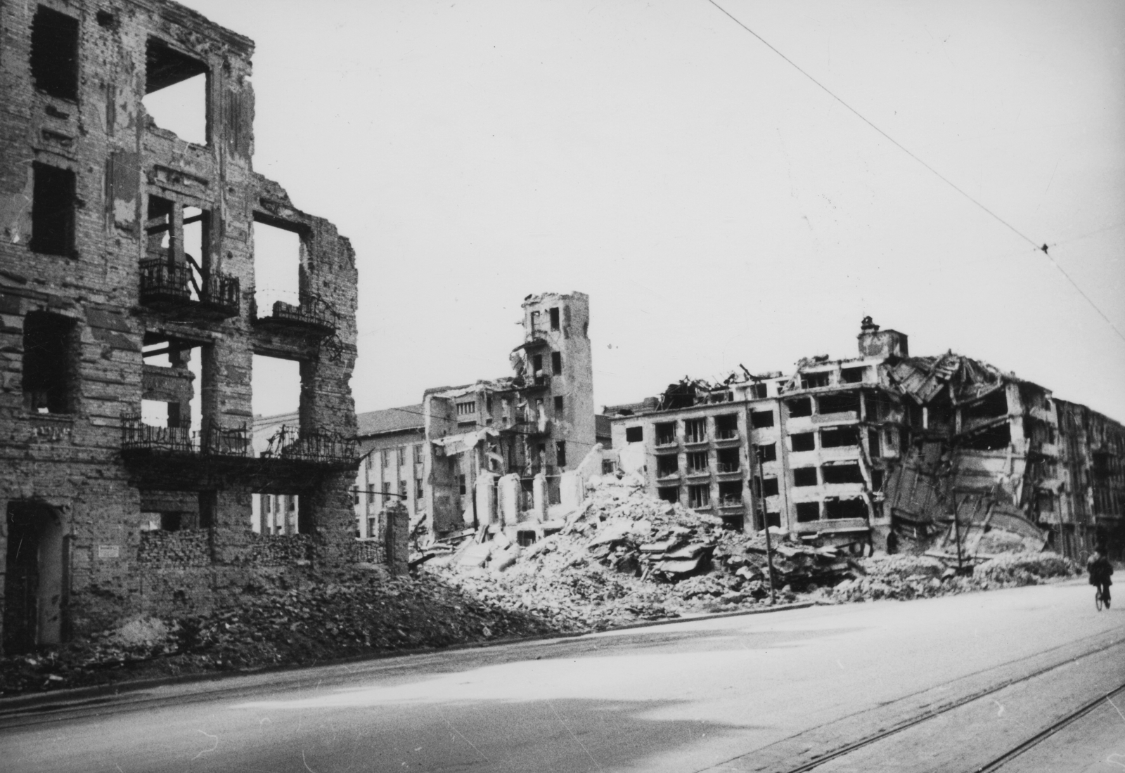 Magyarország, Budapest I., Bem (Margit) rakpart a Vitéz utca felé nézve, középen az 1945. január 2-án felrobbant Fő utca 59. és Vitéz utca 2. számú ház romjai., 1945, Kramer István dr, Kunszt János, háborús kár, rom, Budapest, Fortepan #52130