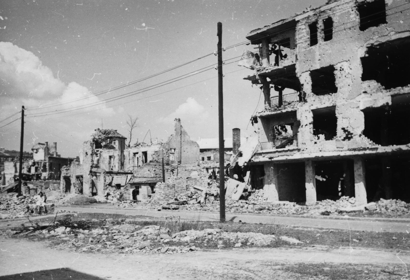 Hungary, Budapest XI., Bocskai út a Karolina út felől a Daróczi út felé nézve., 1945, Kramer István dr, Kunszt János, war damage, ruins, Budapest, pylon, Fortepan #52134