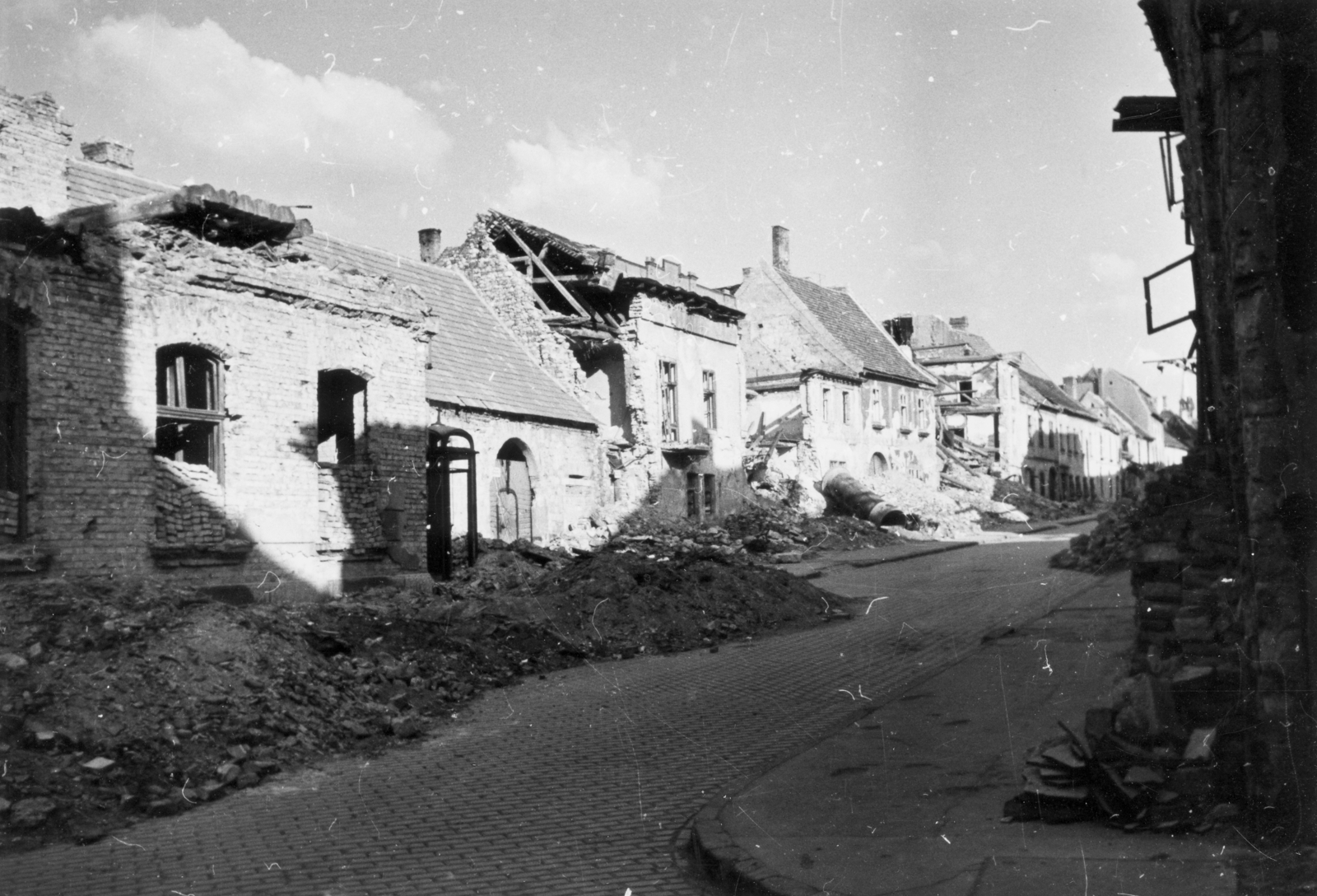 Hungary, Budapest I., Fortuna utca a Kard utca sarkáról nézve., 1945, Kramer István dr, Kunszt János, war damage, street view, second World War, ruins, damaged building, Budapest, phone booth, Fortepan #52135