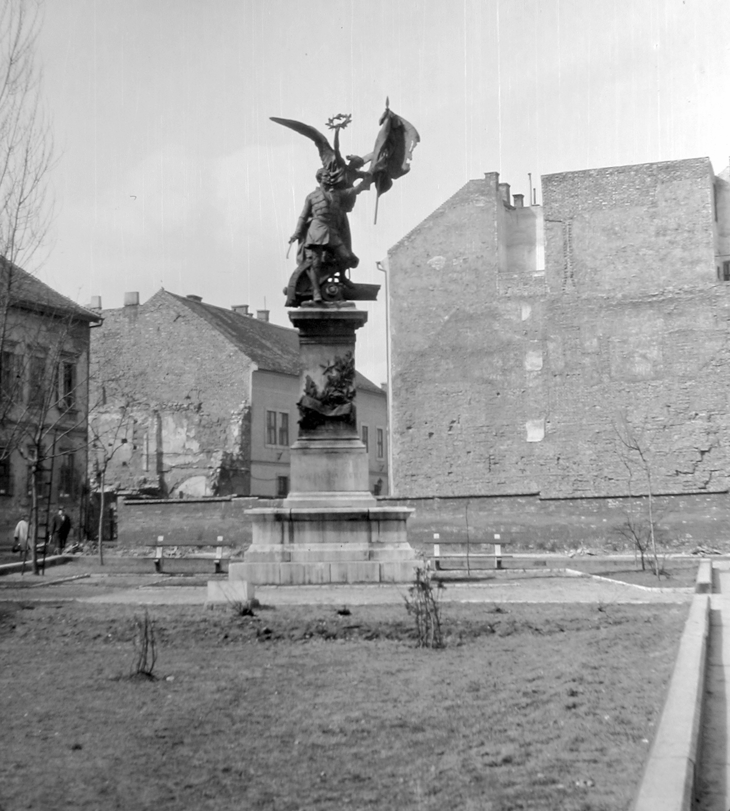 Hungary, Budapest I., Dísz tér, Honvéd-szobor (Zala György, 1893.)., 1959, Fortepan, street furniture, firewall, bench, Budapest, Fortepan #5222