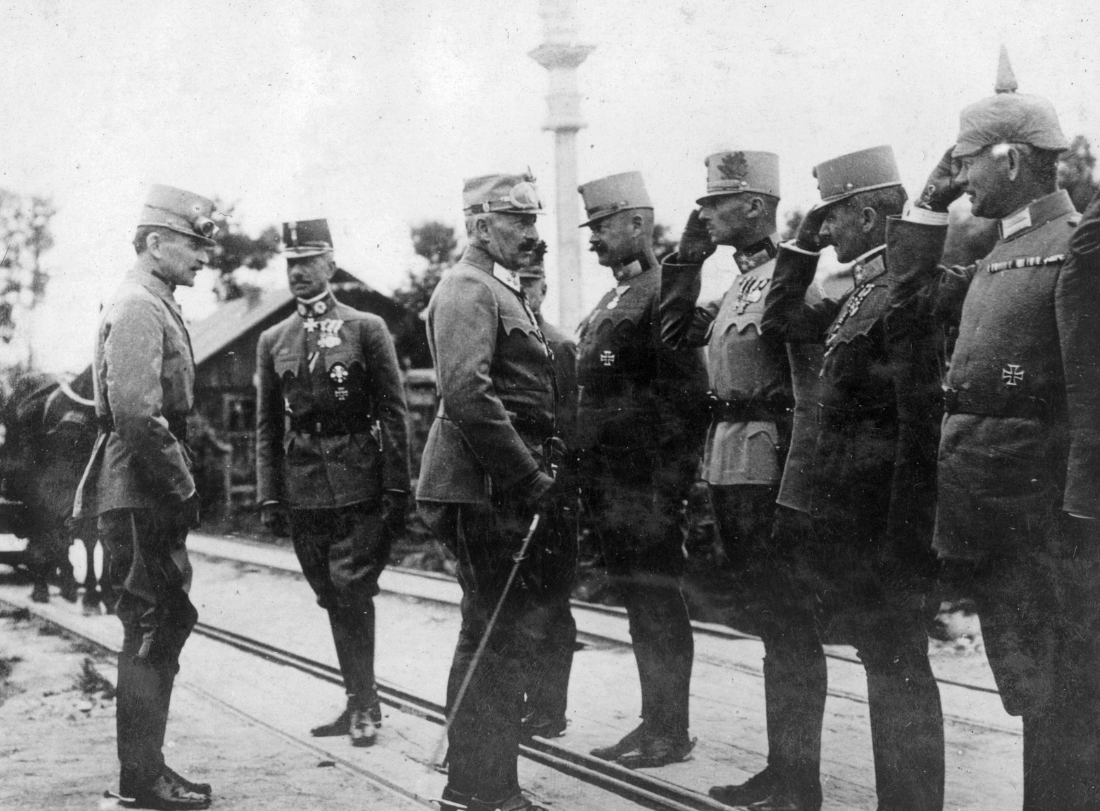 Ukraine, Pidhirtsi, (ekkor Podhorce), középen II. Vilmos német császár, bal szélen IV. Károly magyar király, kettőjük közt Eduard von Böhm-Ermolli osztrák tábornok, a császártól jobbra az első Ferdinand Ritter Goglia tüzérségi főinspektor., 1917, Komlós Péter, celebrity, soldier, medal, salute, pickelhelm, Fortepan #52226
