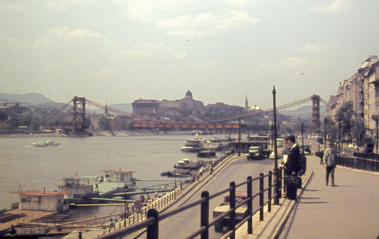 Hungary, Budapest V., az épülő Erzsébet híd a Belgrád rakpartról., 1964, Fortepan, ship, colorful, construction, commercial vehicle, street view, cityscape, genre painting, picture, briefcase, port, Budapest, Fortepan #5228