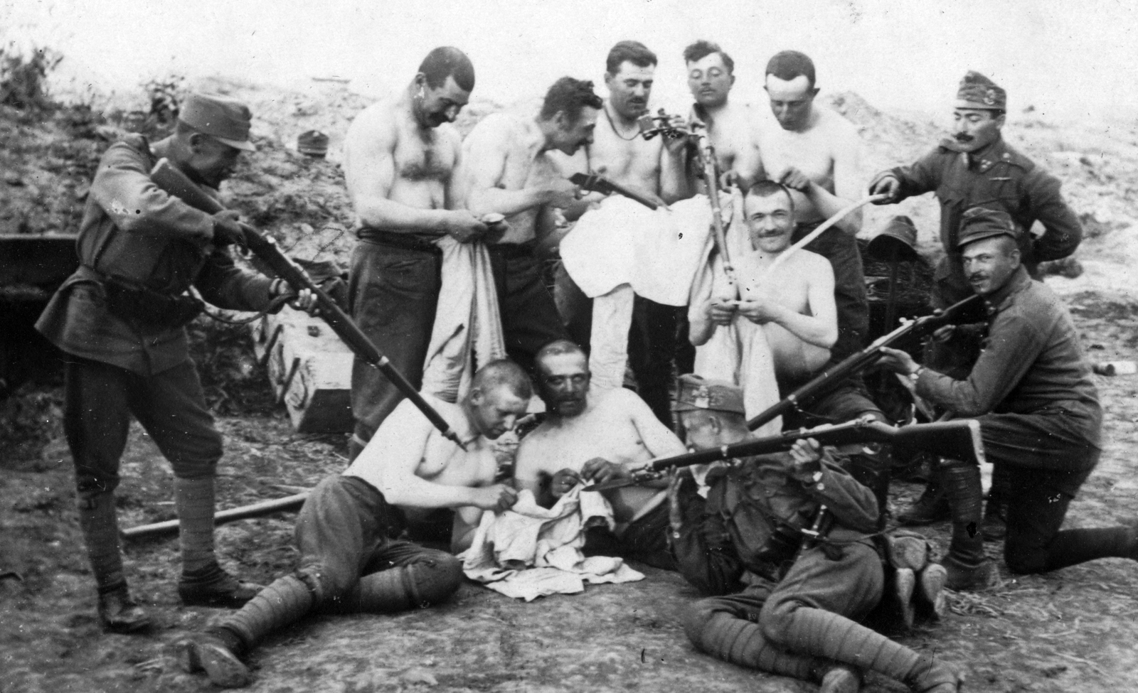 1916, Komlós Péter, First World War, uniform, tableau, smile, men, jesting, fun, telescope, soldier, gun, muscle, bayonet, half-naked, Fortepan #52282