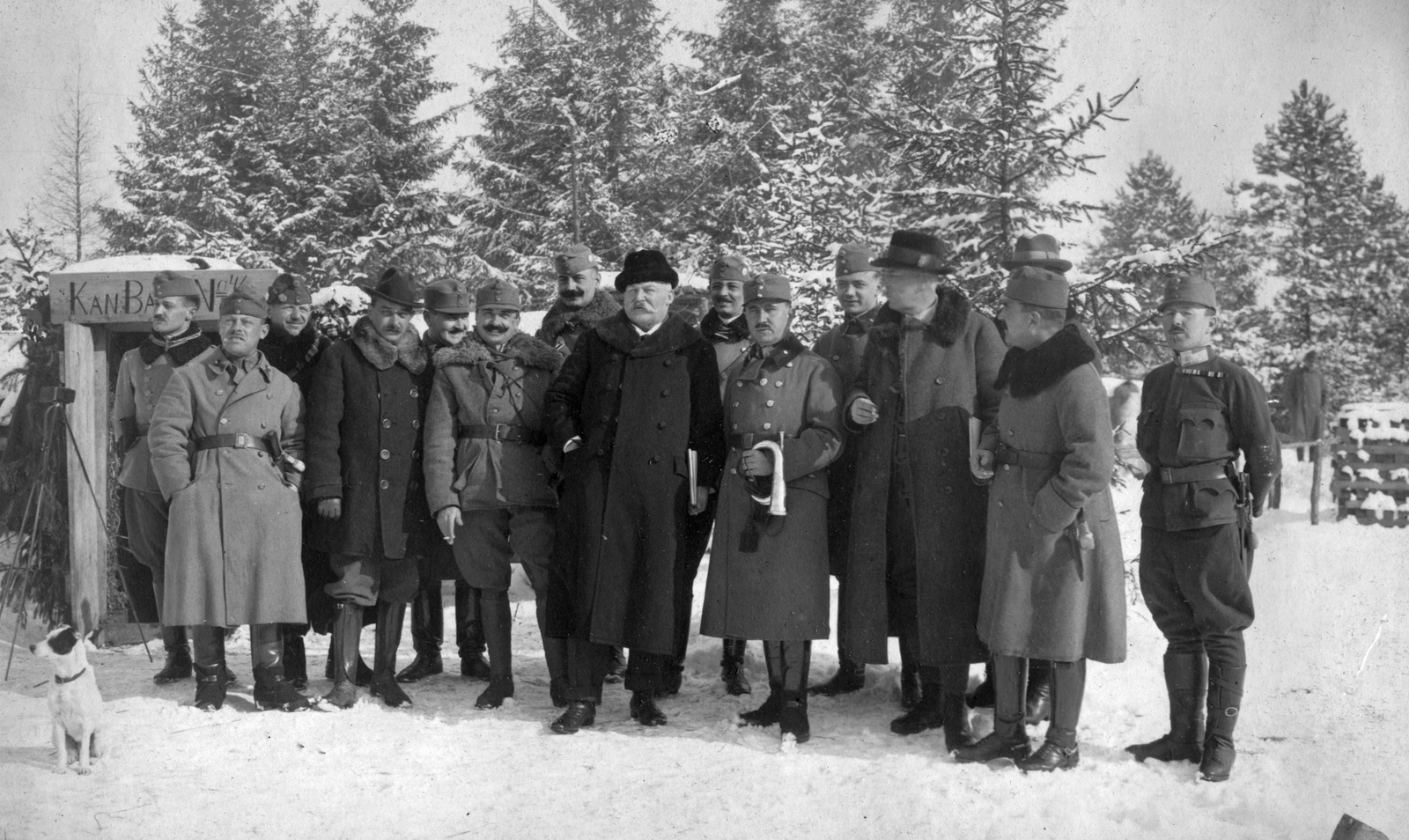 Ukraine, Yaseniv, (ekkor Jasionow). Losonc város küldöttsége a harctéren a losonci 16. tüzérezrednél, 1917. márciusában. Középen sötét kabátban Wágner Sándor polgármester, tőle jobbra Zsíros István ezredparancsnok., 1917, Komlós Péter, Fortepan #52298