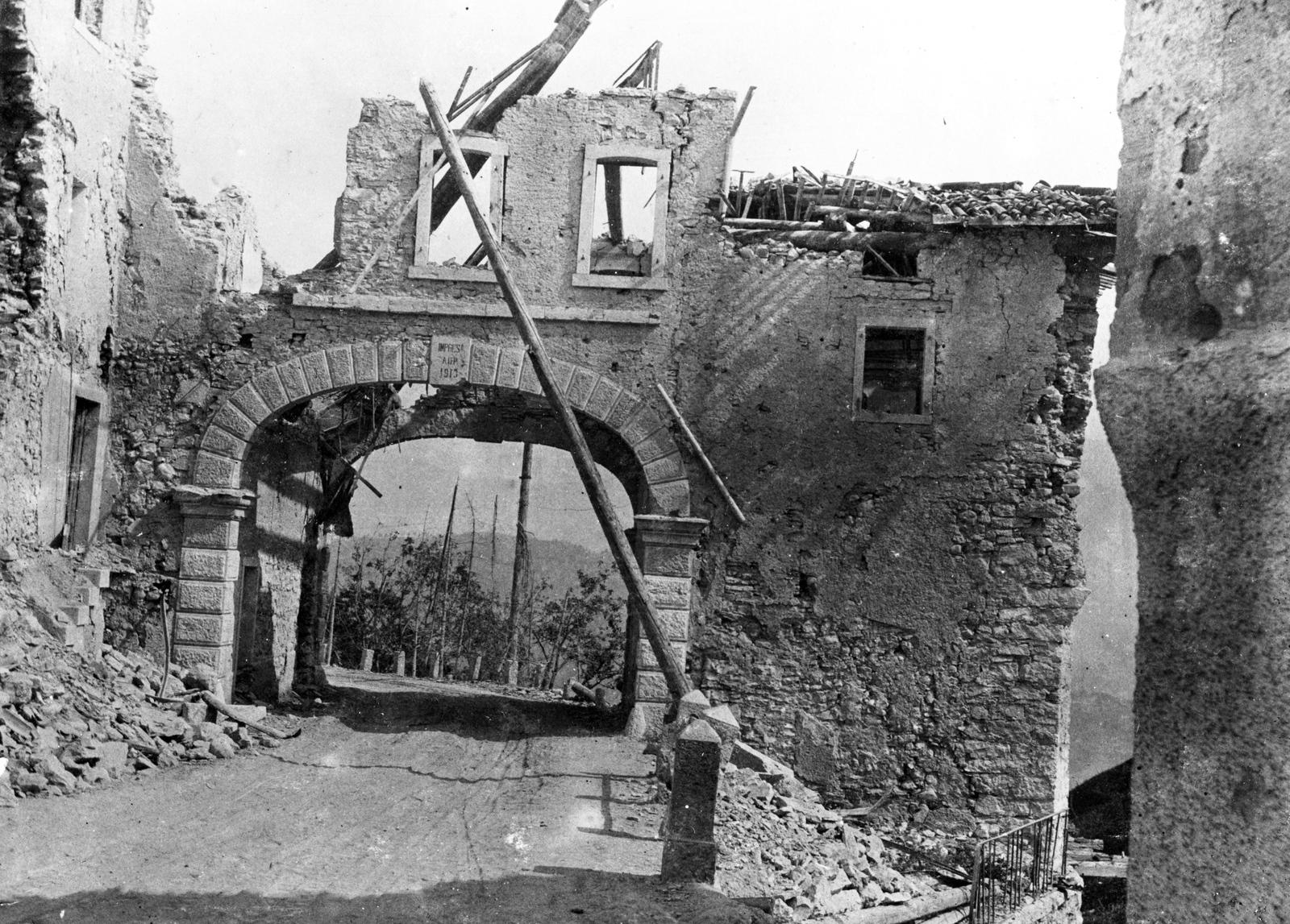 Italy, Enego, a lerombolt városkapu., 1917, Komlós Péter, First World War, damaged building, Fortepan #52316