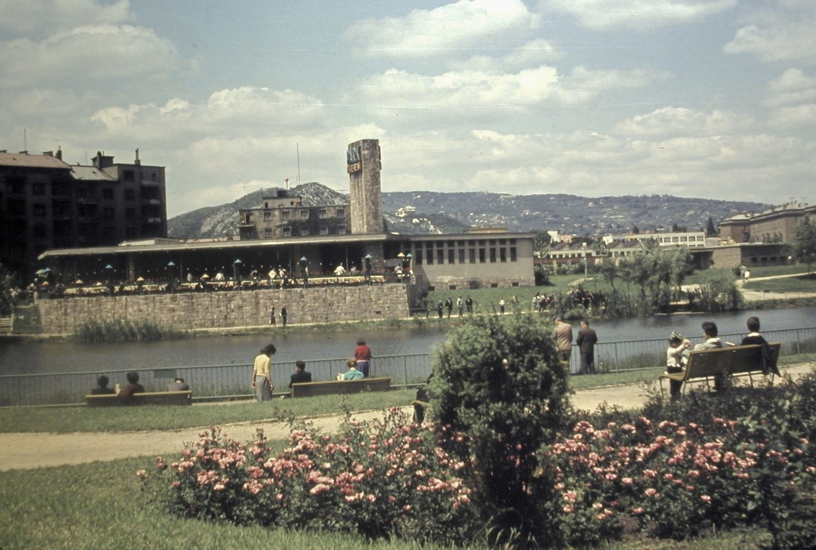 Hungary, Budapest XI., Feneketlen-tó, szemben a Park Étterem, mögötte a Bartók Színpad (később Budai Parkszínpad)., 1963, Fortepan, street furniture, colorful, flower, picture, Budapest, Fortepan #5238