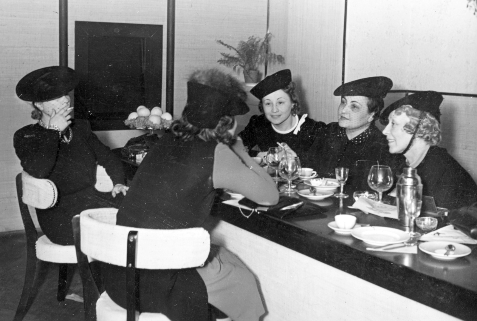 Magyarország, Budapest V., Petöfi tér 3., Paradiso eszpresszó, szemben Fejes Teri, Dajbukát Ilona, Somogyi Nusi színművésznők., 1939, Fortepan, étkezés, Budapest, kalap, dohányzás, Fortepan #52400