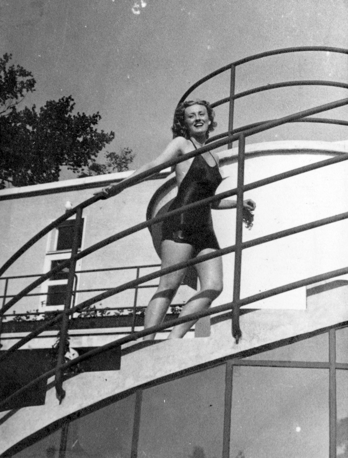 Magyarország, Margitsziget, Budapest, Palatinus Strandfürdő, Simor Erzsi színművésznő., 1939, Fortepan, fürdőruha, korlát, híres ember, bauhaus, Fortepan #52419