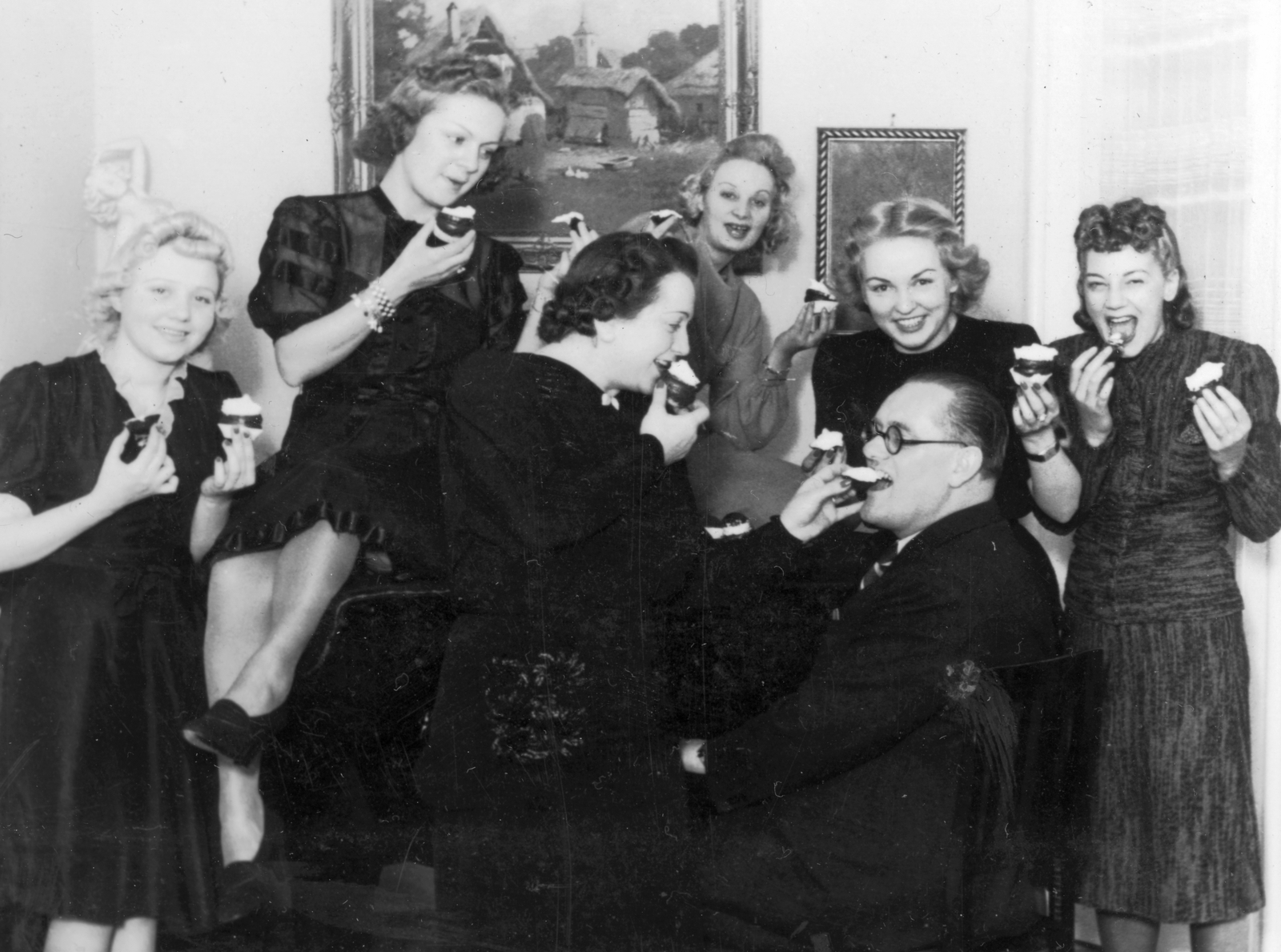 Hungary, Budapest II., Bimbó út 3., Eisemann Mihály lakása. A zeneszerzővel szemben Gombaszögi Ella, mögötte Déry Sári színművésznő áll., 1939, Fortepan, meal, Budapest, Fortepan #52444