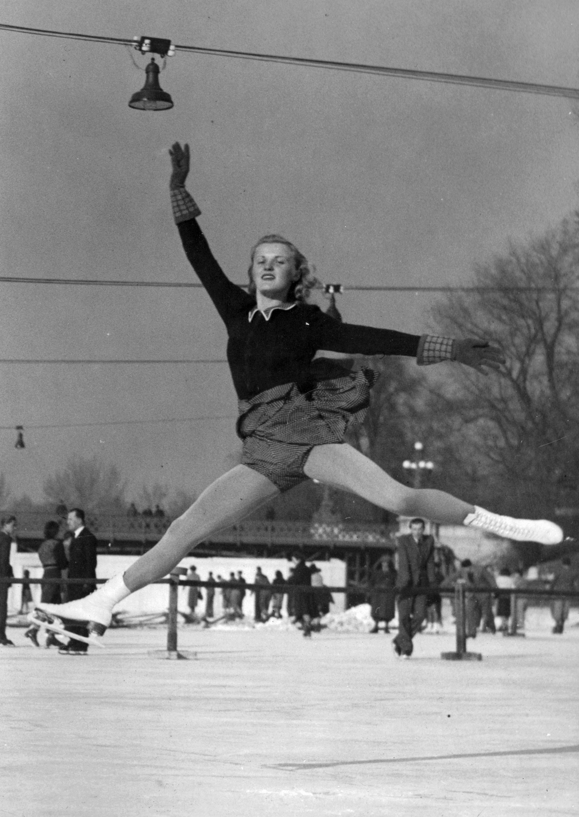 Hungary, Budapest XIV., Műjégpálya. A felvétel az 1939. februári Műkorcsolyázó világbajnokság idején készült., 1939, Fortepan, skating, woman, ice skate, Budapest, Fortepan #52492