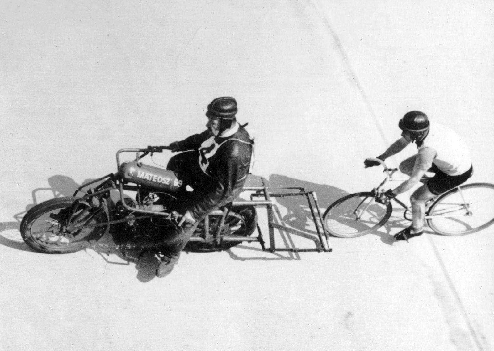 Magyarország, Budapest XIV., Szabó József utca, Millenáris sporttelep, motorvezetéses kerékpárverseny, "stéher" kerékpár., 1940, Fortepan, sport, kerékpár, motorkerékpár, MATEOSZ-szervezet, Budapest, országúti kerékpár, Fortepan #52499