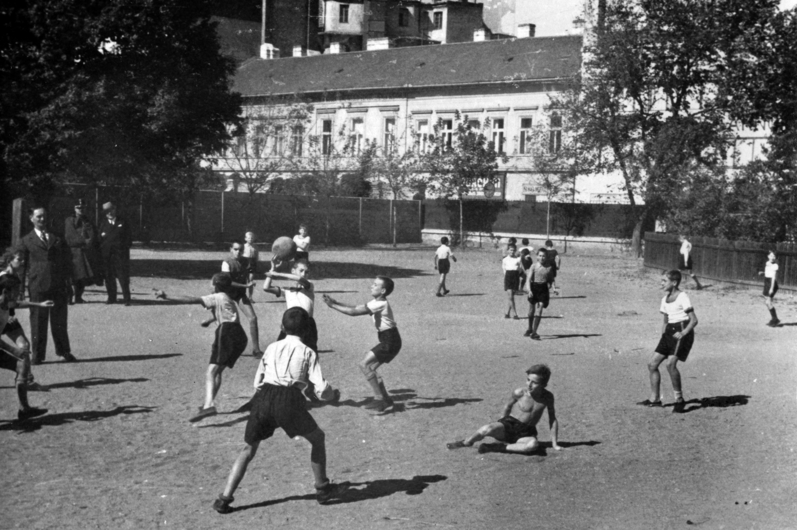 Hungary, Szeged, Horváth Mihály utca 2., a Magyar Királyi Állami Baross Gábor gyakorlógimnázium (később Vedres István Szolgáltatási Szakképző Iskola) épületének udvarára. Szemben a Rieger-ház, jobbra az Iparcsarnok épülete., 1940, Fortepan, Fortepan #52515