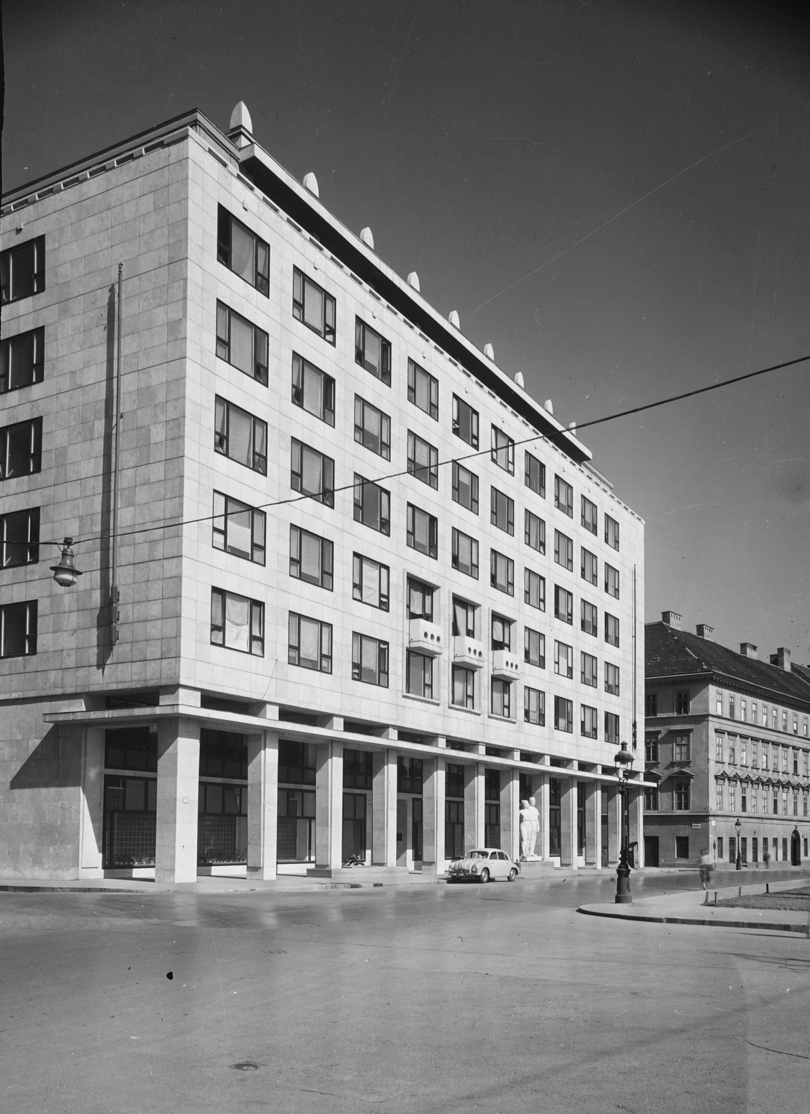 Hungary, Budapest V., Apáczai Csere János utca, UVATERV székház a Vigadó (Molotov) tér felől nézve., 1953, UVATERV, street view, architecture, modern architecture, Budapest, István Nyiri-design, Fortepan #5270