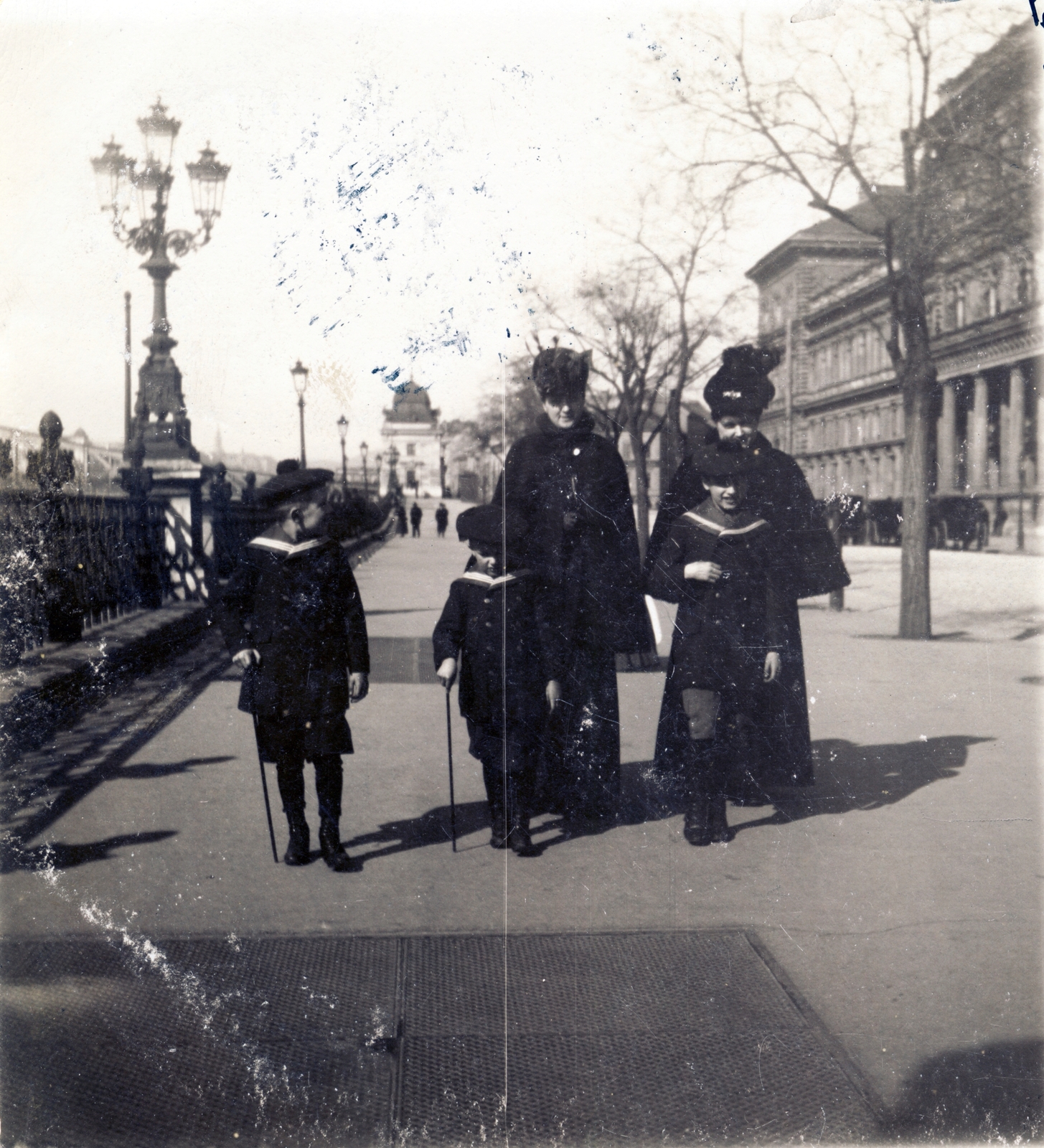 Hungary, Budapest IX., Fővám tér, jobbra a Fővámpalota (később Corvinus Egyetem), háttérben a Szabadság (Ferenc József) híd pesti hídfője., 1904, Erdőssy Béla, walk, Budapest, kids, calipers, sailor dress, Fortepan #52702