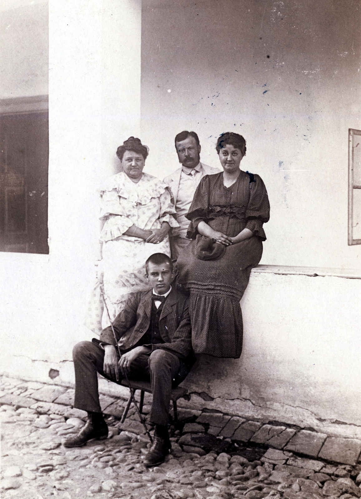 1910, Erdőssy Béla, tableau, sitting on a wall, Fortepan #52704