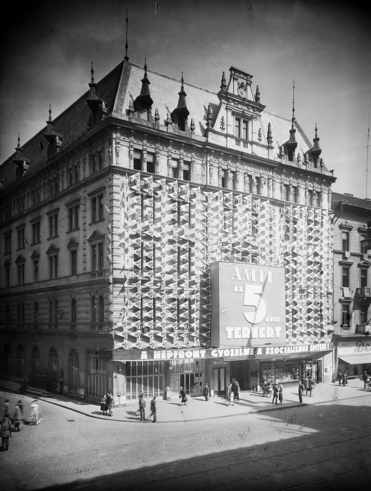 Hungary, Budapest VII., Rákóczi út 58., ÁMTI (Állami Mélyépítési Tervező Intézet) irodaháza (előtte és utána Metropol szálló)., 1949, UVATERV, political decoration, Budapest, Fortepan #5277