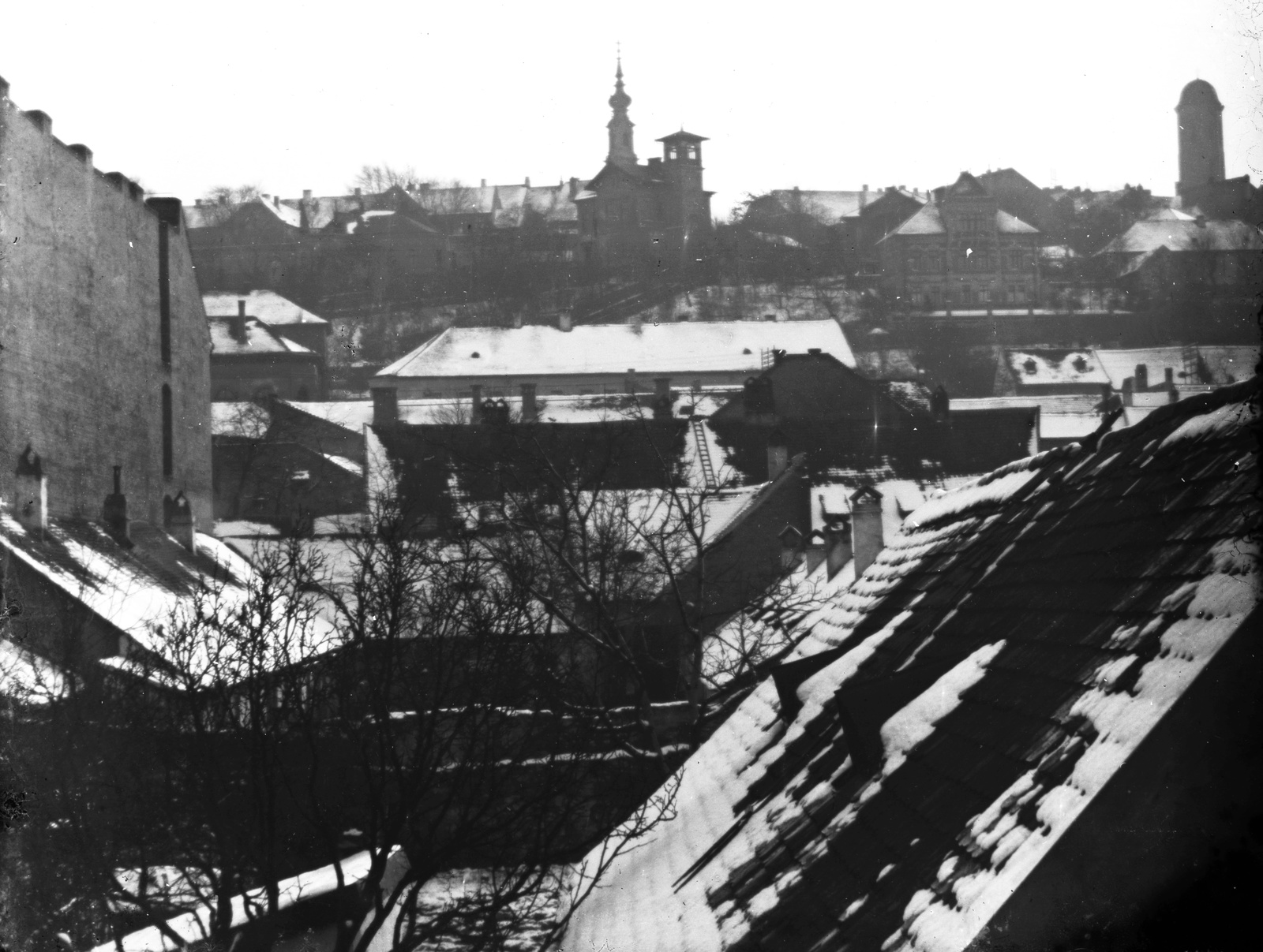 Hungary, Budapest I., vízivárosi háztetők a Batthyány utca felől nézve. Fenn a budai Várban a Budavári Evangélikus templom és Mária Magdolna-templom tornya látszik., 1905, Fortepan, Budapest, snow, Fortepan #52788