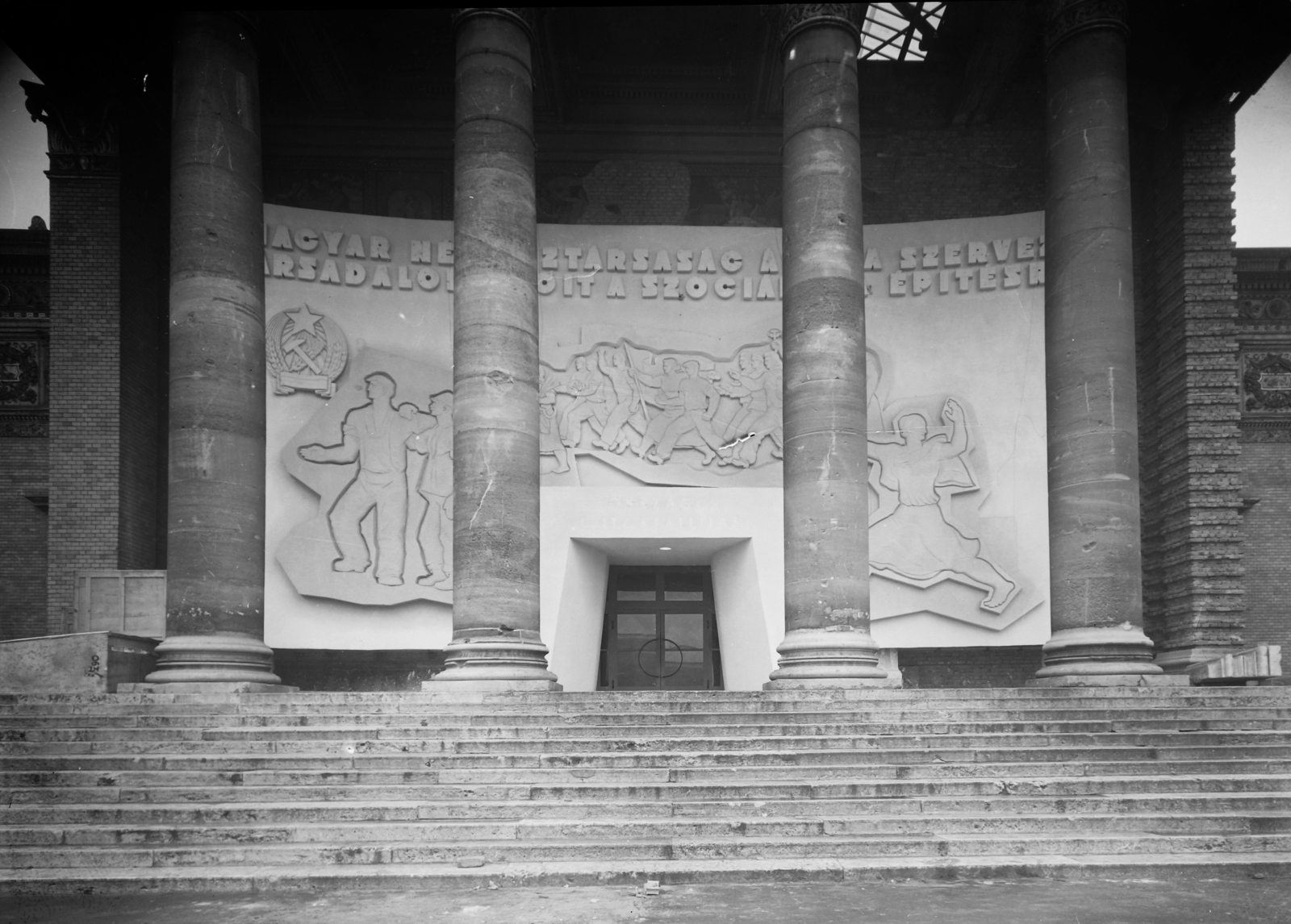 Hungary, Budapest XIV., Hősök tere, Műcsarnok bejárata, Újítási és találmányi kiállítás., 1949, UVATERV, political decoration, Budapest, Rákosi crest, pillar, stairs, hammer and sickle, museum, Fortepan #5281