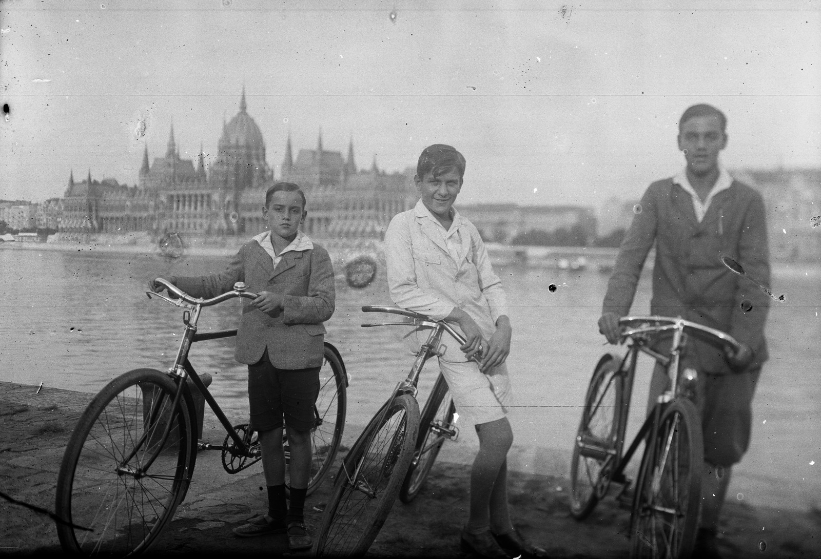 Magyarország, Budapest V.,Budapest I., budai alsó rakpart, háttérben a Parlament., 1932, Fortepan, kerékpár, Steindl Imre-terv, országház, neogótika, eklektikus építészet, Budapest, Fortepan #52810