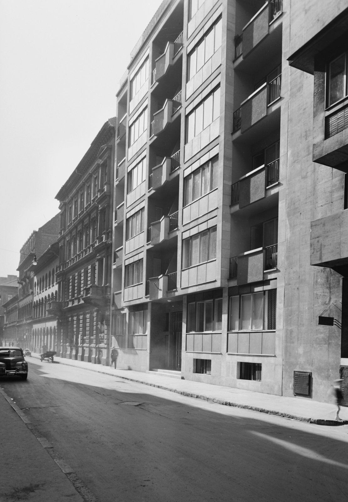 Hungary, Budapest VII., Csengery utca a Dob utca felől a Wesselényi utca felé nézve., 1961, UVATERV, street view, handbarrow, M20 Pobeda, number plate, modern architecture, Budapest, Fortepan #5284