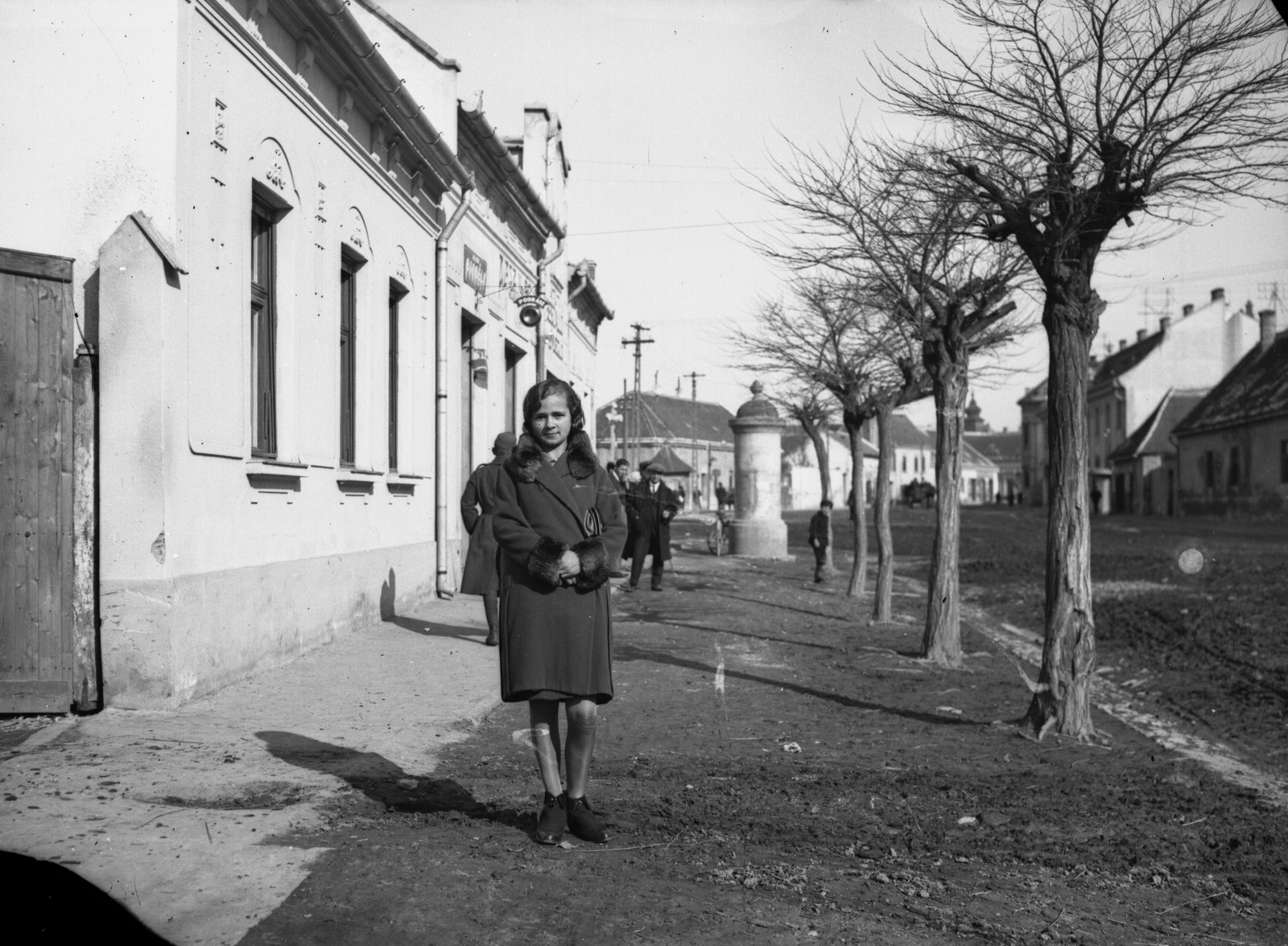 Hungary, Pápa, Celli út a 9. számú háztól a Vásár utca felé nézve. Jobbra a tetők fölött a Kisboldogasszony-templom (ferences templom) toronysisakja látszik., 1936, Fortepan, portrait, street view, ad pillar, handbag, lady, Fortepan #52840