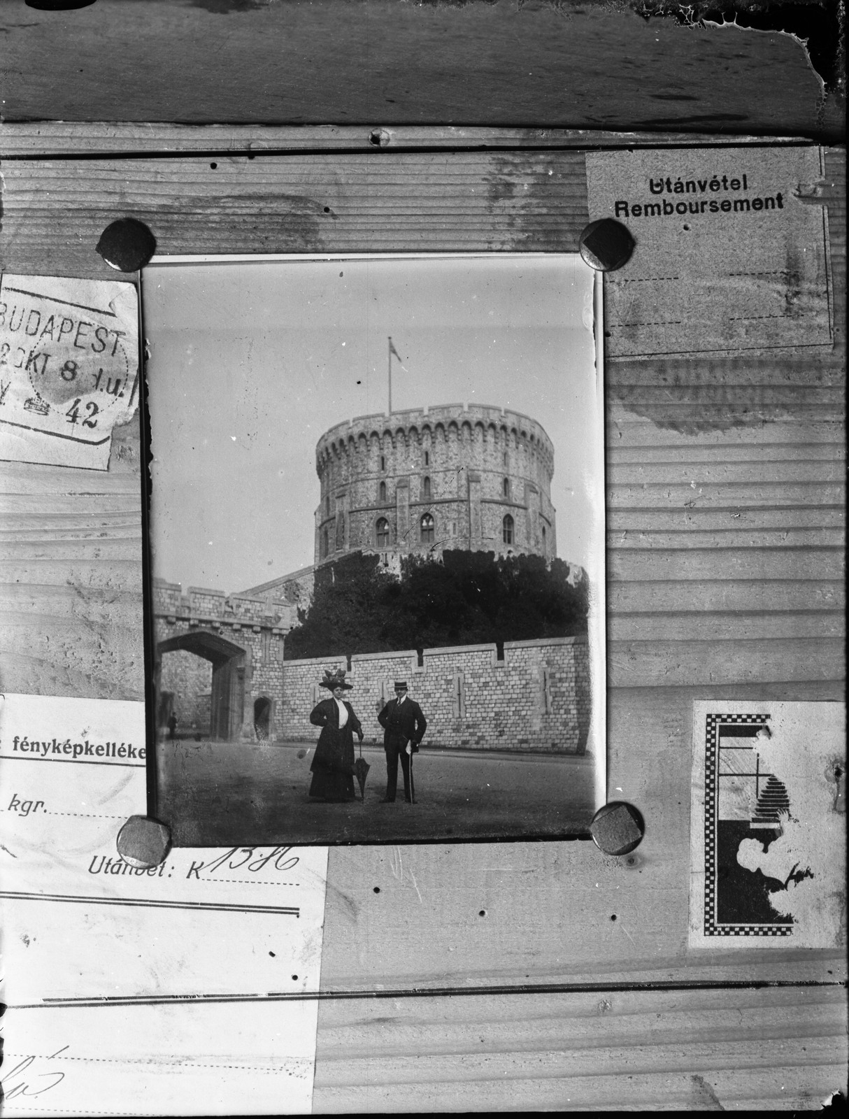 Hungary, Budapest V., fényképészeti cikkek szaküzlete. A feltűzött képen: Egyesült Királyság, Windsor, kastély (tükrözve)., 1900, Fortepan, Budapest, picture in picture, drawing pin, Fortepan #52842