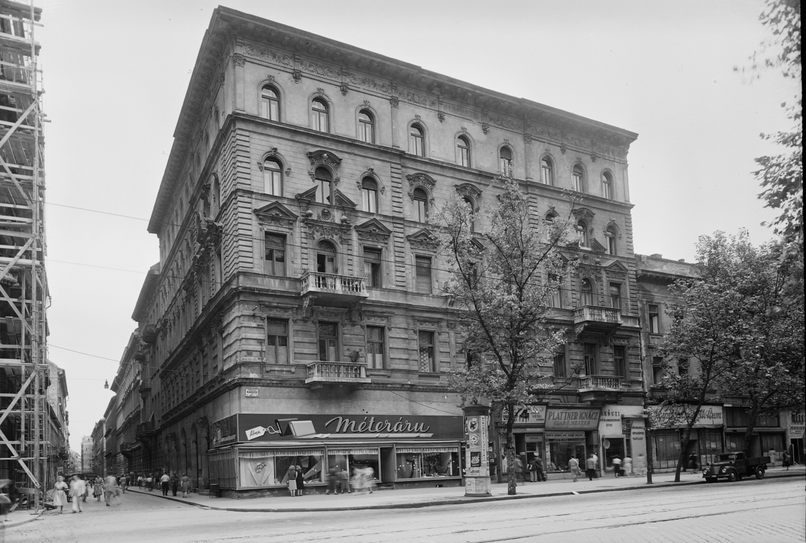 Hungary, Budapest VIII., Rákóczi út - Szentkirályi utca sarok., 1957, UVATERV, poster, sign-board, street view, genre painting, ad pillar, scaffolding, Framo-brand, street name sign, haberdashery, Budapest, Fortepan #5287