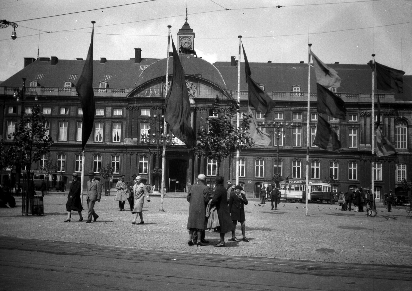 Belgium, Liège, a herceg-püspök palotája az 1930-as Világkiállítás idején., 1930, Fortepan, flag, street view, tram, flag pole, Fortepan #52872