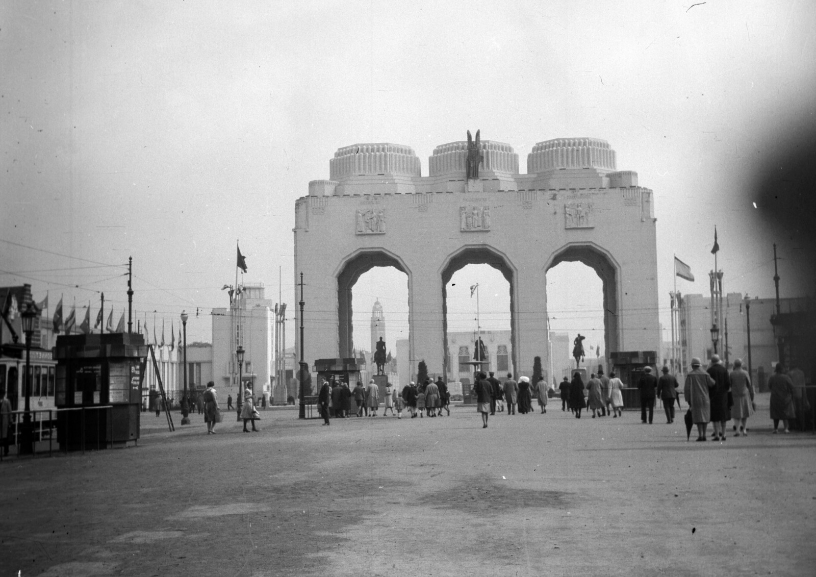 Belgium, Antwerp, 1930-as Világkiállítás, Diadalív., 1930, Fortepan, flag, sculpture, pedestrian, booth, exhibition, triumphal arch, visitors, Fortepan #52875