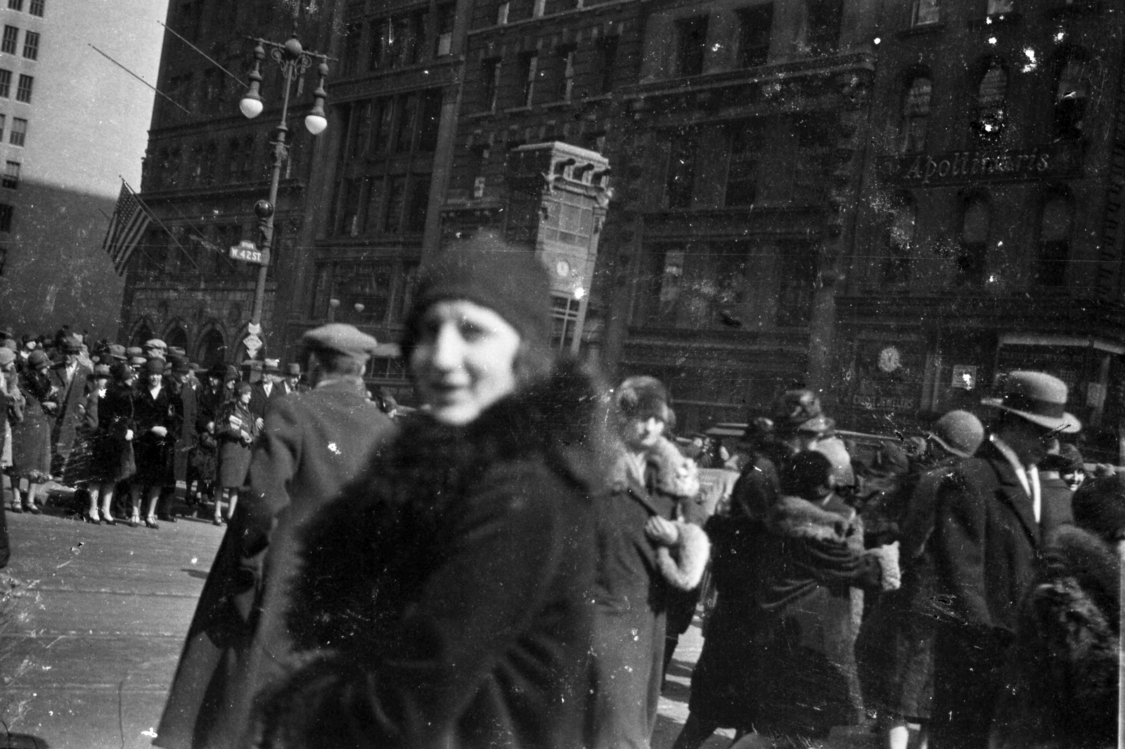 USA, New York, a Nyugati 42. utca és Ötödik sugárút kereszteződésénél., 1930, Fortepan, traffic, flag, street view, lamp post, signal, looking back, Fortepan #52879