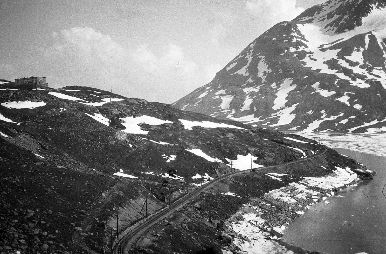 Switzerland, Graubünden, Bernina-hágó a hasonló nevű magashegyi vendégfogadóval és vasúttal. Jobbra a Lago Bianco mesterséges tó., 1930, Fortepan, snow, landscape, mountain, Fortepan #52880