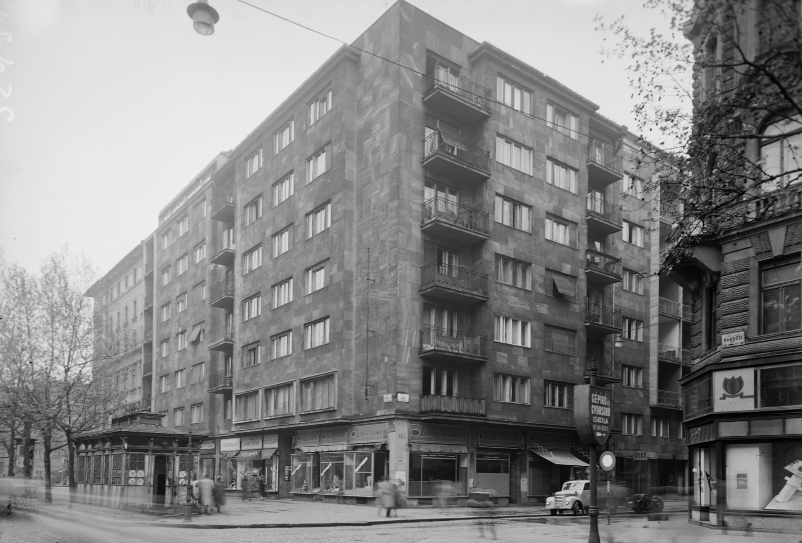 Hungary, Budapest VIII., Rákóczi út - Vas utca sarok., 1957, UVATERV, ad, sign-board, public toilet, Framo-brand, Budapest, Fortepan #5289