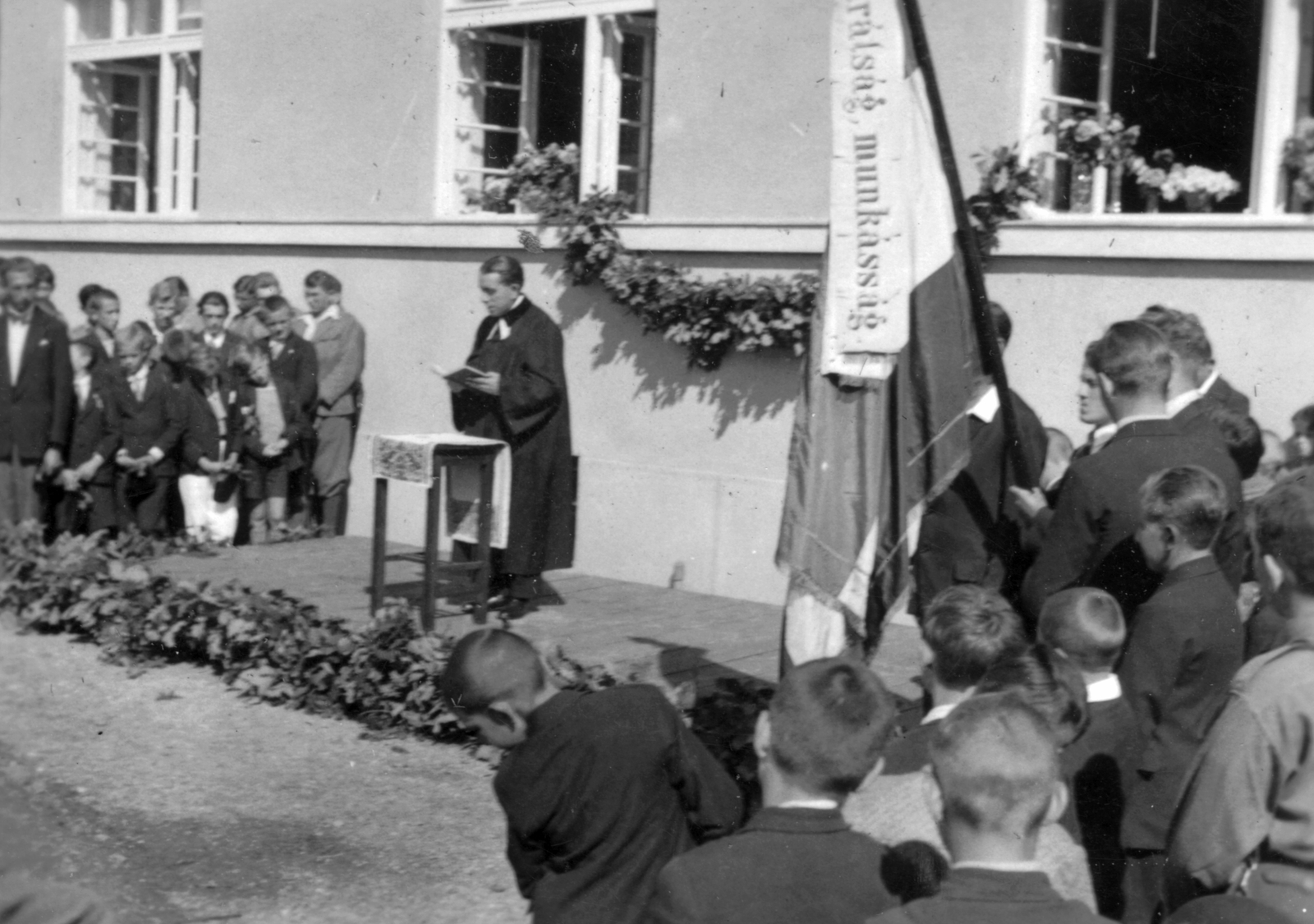 Hungary, Sopron, Hunyadi János utca 8-10., az Evangélikus Líceumi Diákotthon., 1934, Vargha Zsuzsa, flag, priest, festive, kids, Fortepan #52902