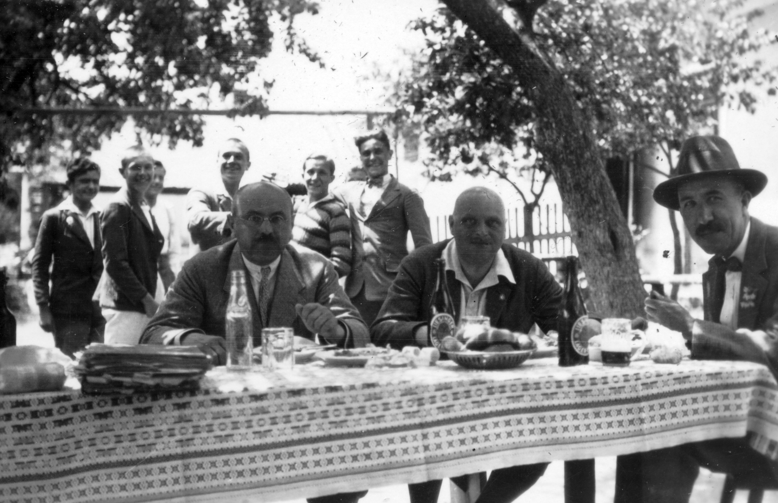 1935, Vargha Zsuzsa, hat, meal, garden, tableau, men, place, table, boys, jar, bow tie, beer bottle, Fortepan #52910