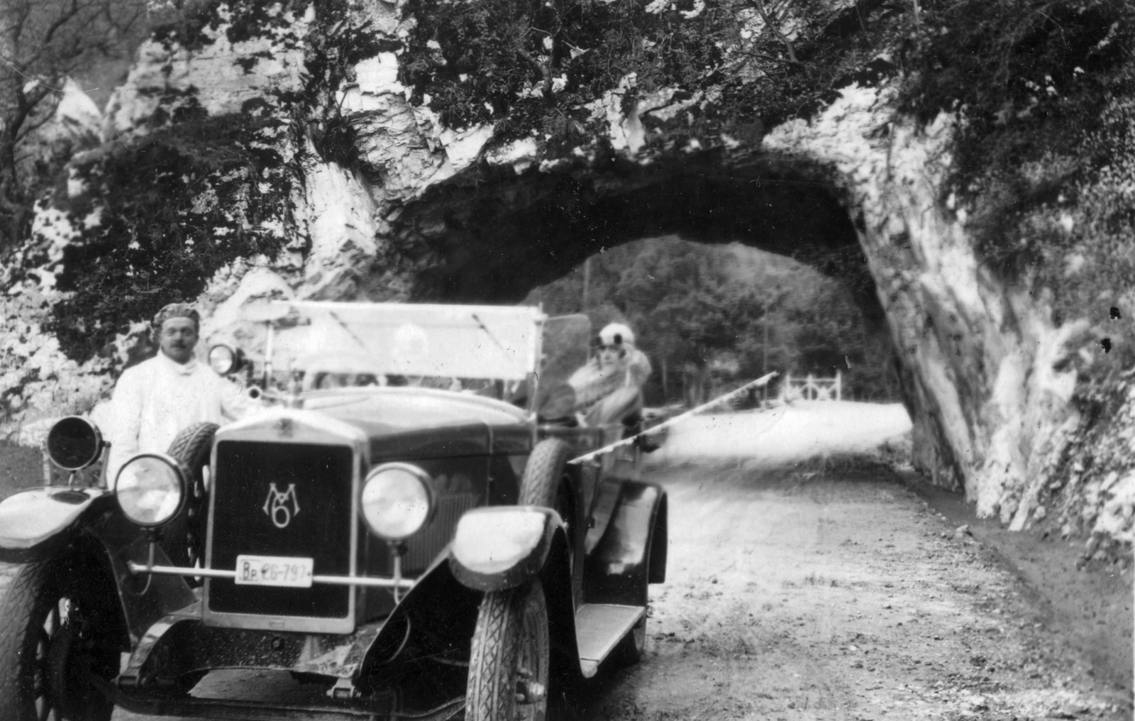 Hungary, Lillafüred, Miskolc, Egri Országút, alagút. MÁG Magosix személygépkocsi., 1930, Vargha Zsuzsa, Hungarian brand, chauffeur, automobile, number plate, MÁG-brand, Fortepan #52917