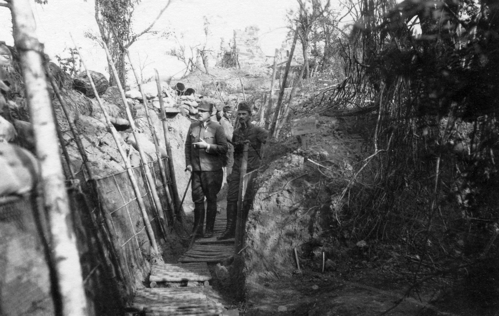 1917, Vargha Zsuzsa, First World War, trench, smoking, soldier, Fortepan #52928