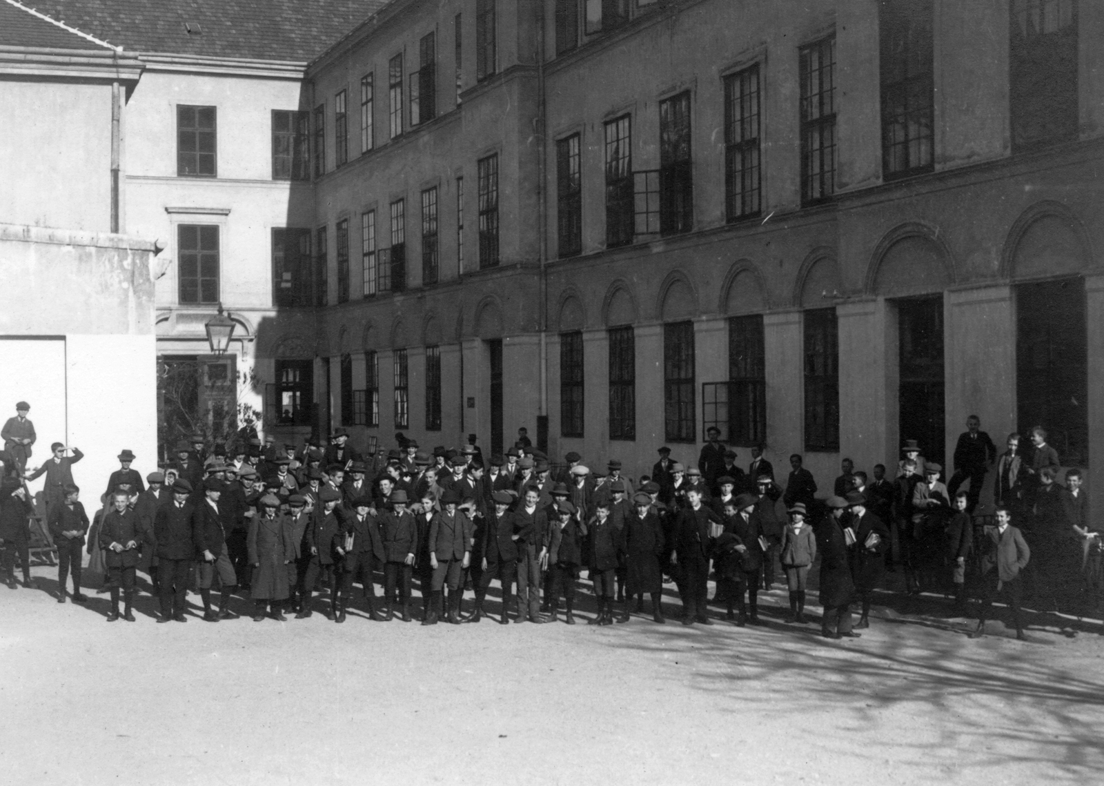 Magyarország, Sopron, Széchenyi tér, Evangélikus Líceum udvara (később Berzsenyi Dániel Evangélikus (Líceum) Gimnázium, Szakképző Iskola és Kollégium)., 1918, Vargha Zsuzsa, udvar, csoportkép, gimnázium, Fortepan #52931