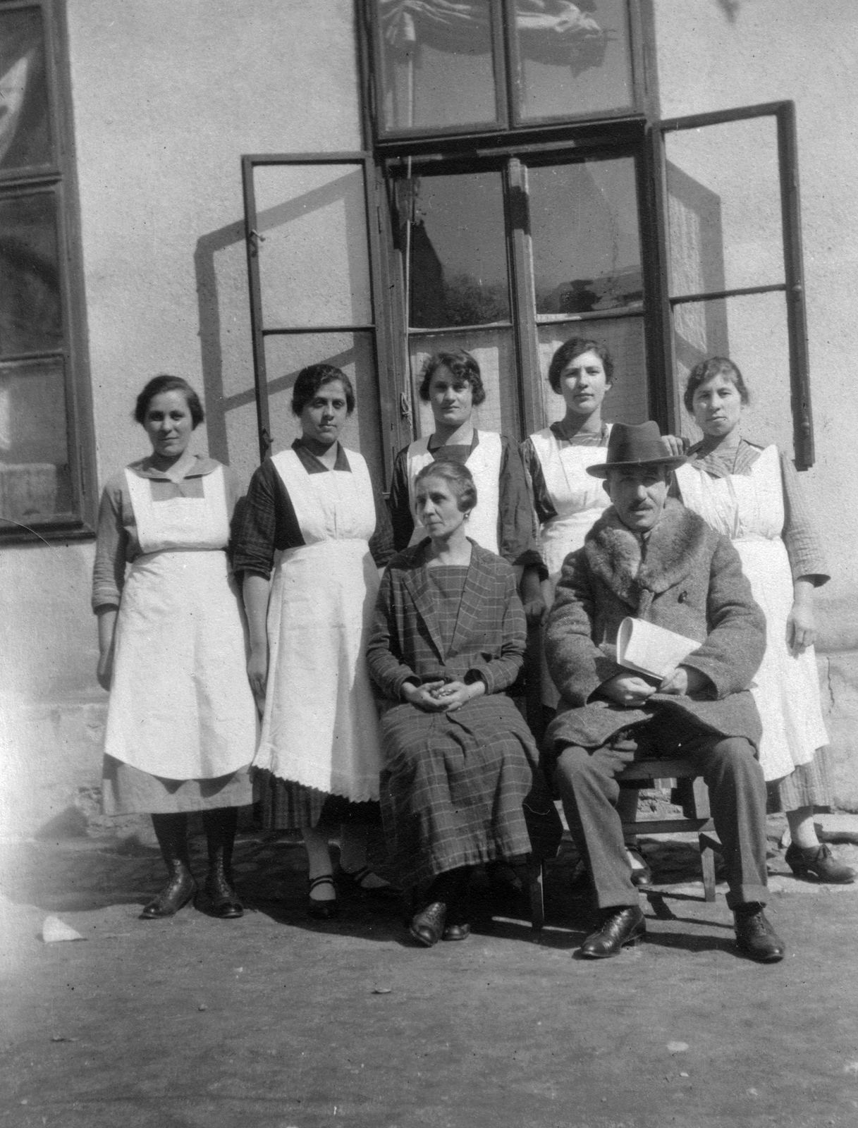 Magyarország, Sopron, Evangélikus Líceum, a felvétel az udvaron készült., 1927, Vargha Zsuzsa, csoportkép, konyhás, Fortepan #52933