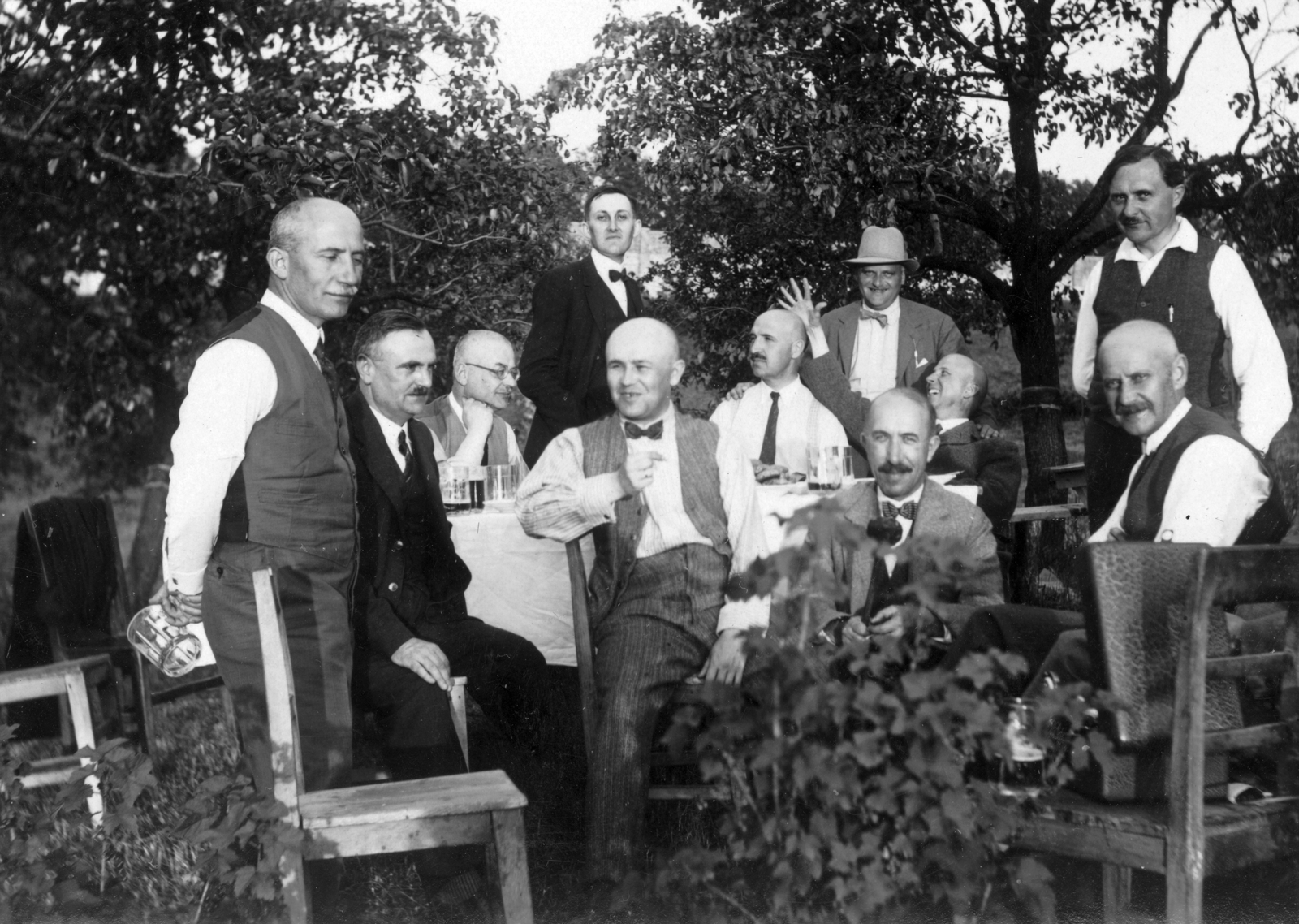 Hungary, Sopron, Sörház-domb, a felvétel az egyik kertben készült., 1927, Vargha Zsuzsa, tableau, teacher, Fortepan #52934