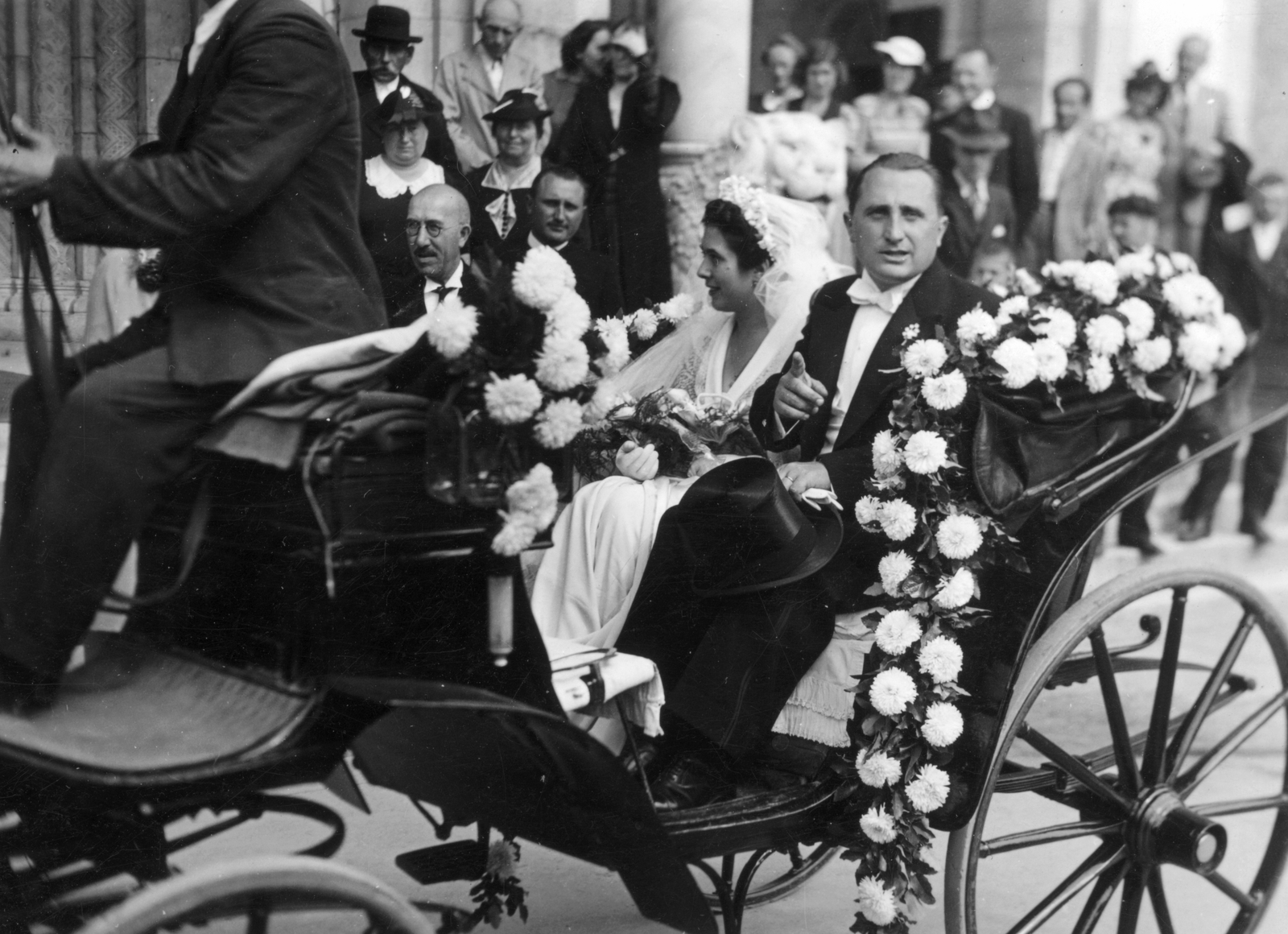 Hungary, Szeged, Dóm tér, esküvői hintó a Fogadalmi templom főbejáratánál., 1937, Vargha Zsuzsa, wedding ceremony, flower, top hat, bride, groom, fiacre, white tie, Fortepan #52938