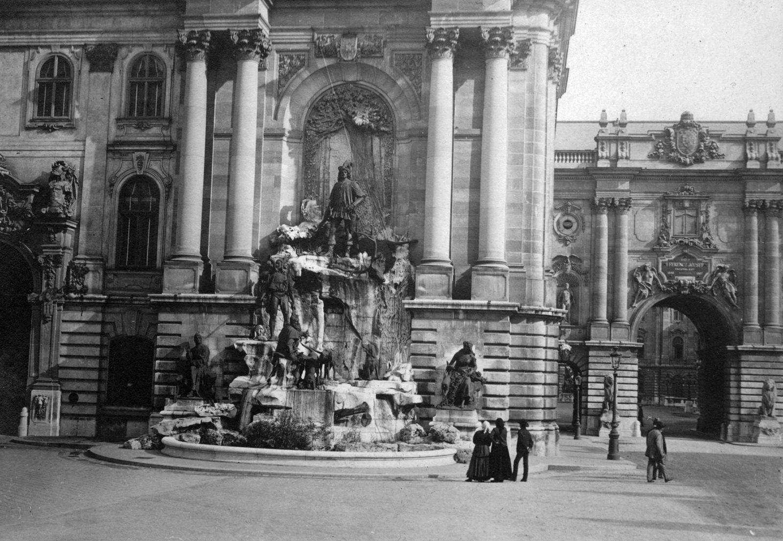 Magyarország, budai Vár, Budapest I., a Királyi Palota (később Budavári Palota) Hunyadi udvara, Mátyás király kút., 1920, Vargha Zsuzsa, Budapest, Mátyás király ábrázolás, Fortepan #52969