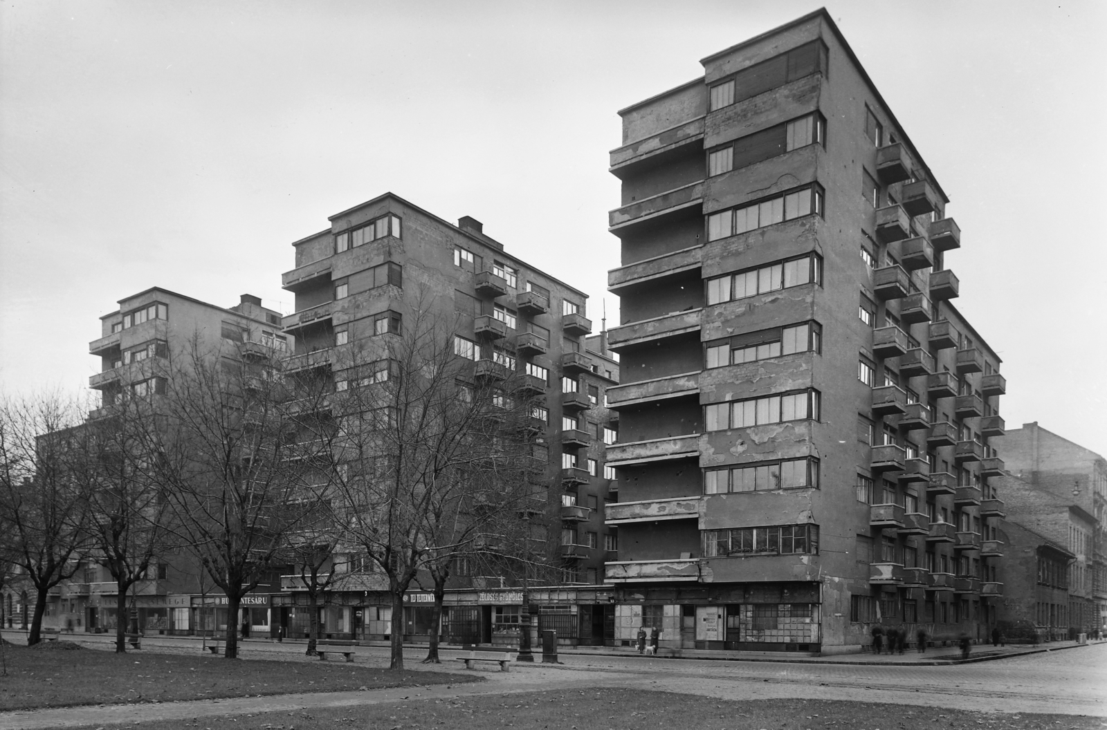 Hungary, Budapest VIII., II. János Pál pápa (Köztársaság) tér 16 - 15 - 14., az Országos Társadalombiztosító Intézet (OTI) lakóház-csoportja., 1957, UVATERV, modern architecture, Budapest, Fortepan #5297