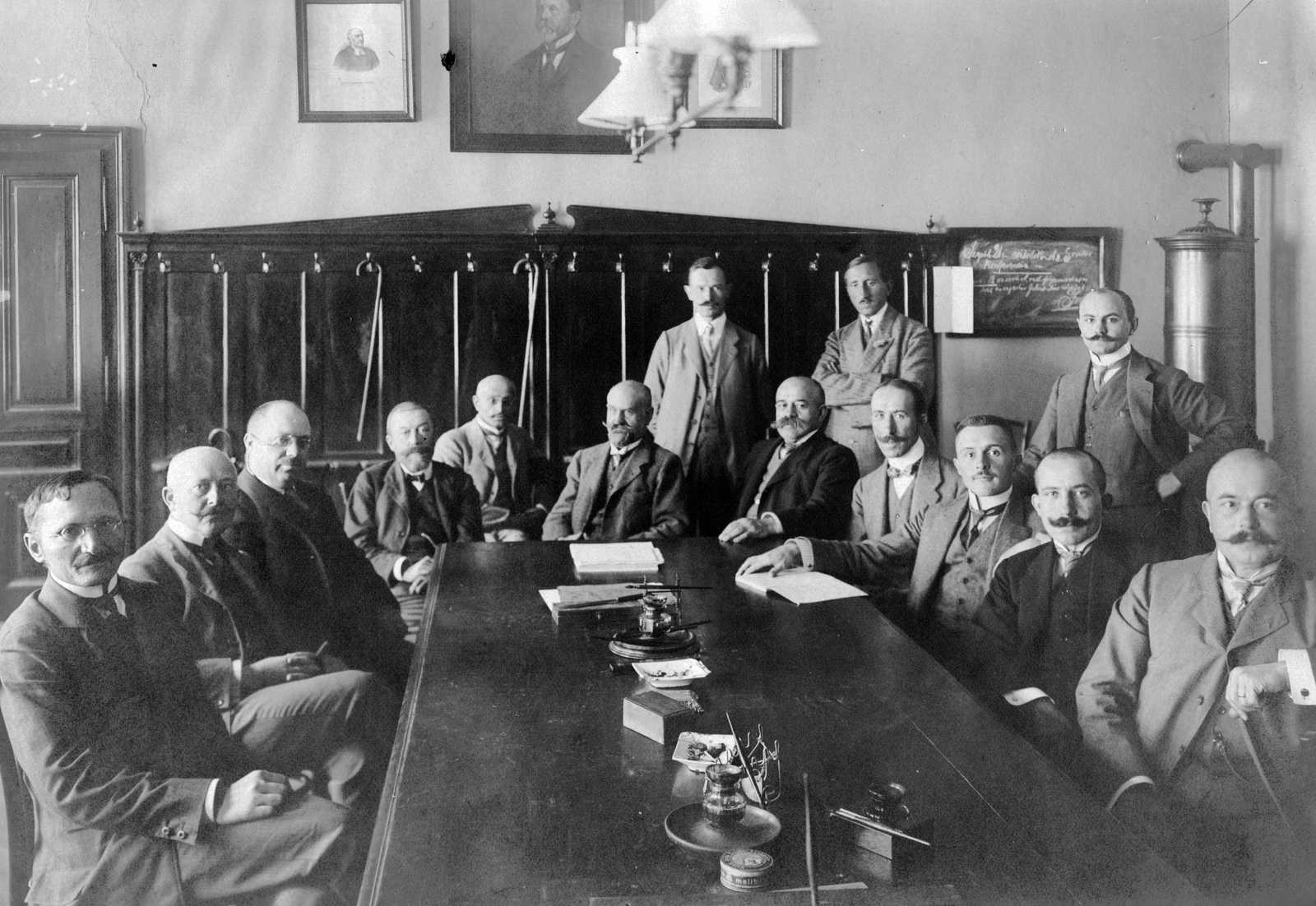 Hungary, Sopron, Széchenyi tér, Evangélikus Líceum (később Berzsenyi Dániel Evangélikus (Líceum) Gimnázium, Szakképző Iskola és Kollégium)., 1918, Vargha Zsuzsa, tableau, iron stove, staff room, gas lamp, Fortepan #52972