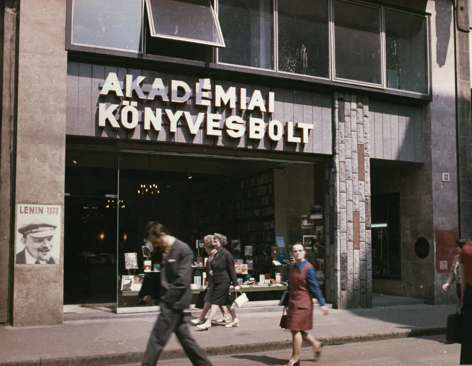 Hungary, Budapest V., Váci utca 22., Akadémiai könyvesbolt., 1970, Szabó Lóránt, colorful, Show window, poster, Lenin-portrayal, house number sign, Budapest, Fortepan #53007