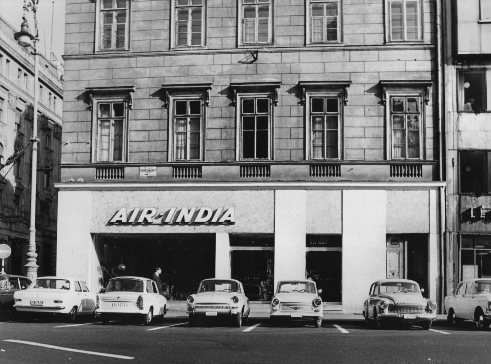 Magyarország, Budapest V., Vörösmarty tér 6., az Air-India légitársaság képviselete., 1970, Szabó Lóránt, csehszlovák gyártmány, német gyártmány, Trabant-márka, Opel-márka, Skoda-márka, Wartburg-márka, automata, automobil, Opel Kadett, Skoda 1000 MB, Wartburg 311/312, Trabant 601, rendszám, utcanévtábla, Budapest, Fortepan #53014