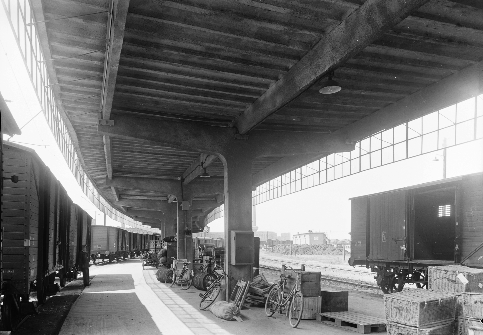 Hungary, Budapest VIII., Józsefvárosi pályaudvar., 1954, UVATERV, bicycle, railway, rail, train station, Budapest, Fortepan #5302