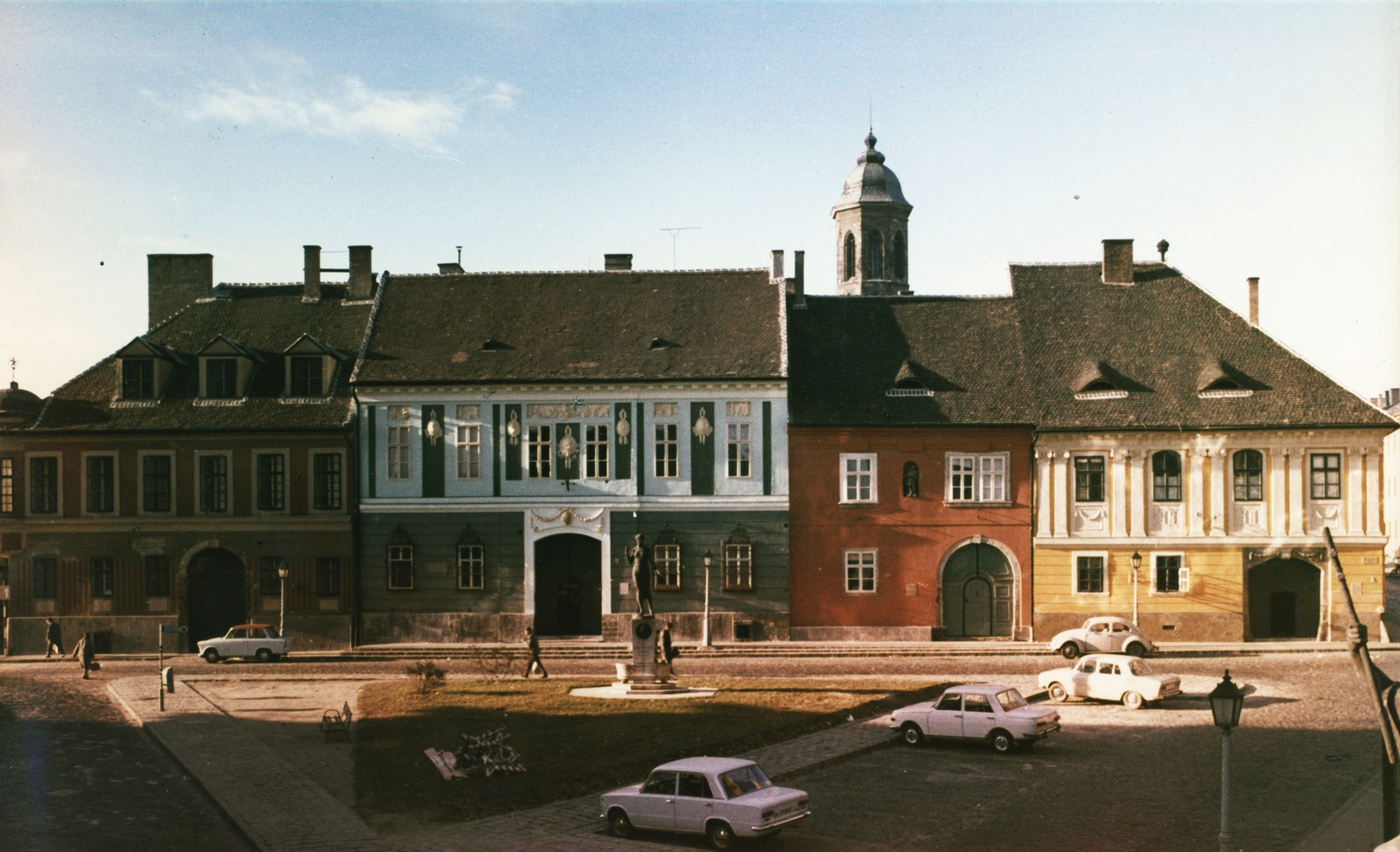 Hungary, Budapest I., Bécsi kapu tér, középen a Kazinczy-emlékkút (Pásztor János, 1936.)., 1970, Szabó Lóránt, colorful, Czechoslovak brand, German brand, Trabant-brand, Skoda-brand, Fiat-brand, Wartburg-brand, Volkswagen-brand, Italian brand, automobile, Budapest, Fortepan #53028
