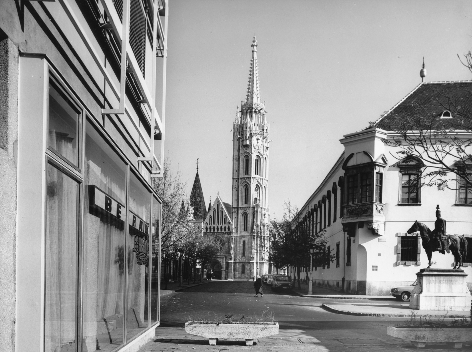 Hungary, Budapest I., Szentháromság utca, szemben a Mátyás-templom. Jobbra az Úri utcánál Hadik András lovasszobra (ifj. Vastagh György, 1937.) és mögötte a régi budai Városháza épülete látható., 1970, Szabó Lóránt, church, sculpture, horse sculpture, Budapest, András Hadik-portrayal, Fortepan #53029