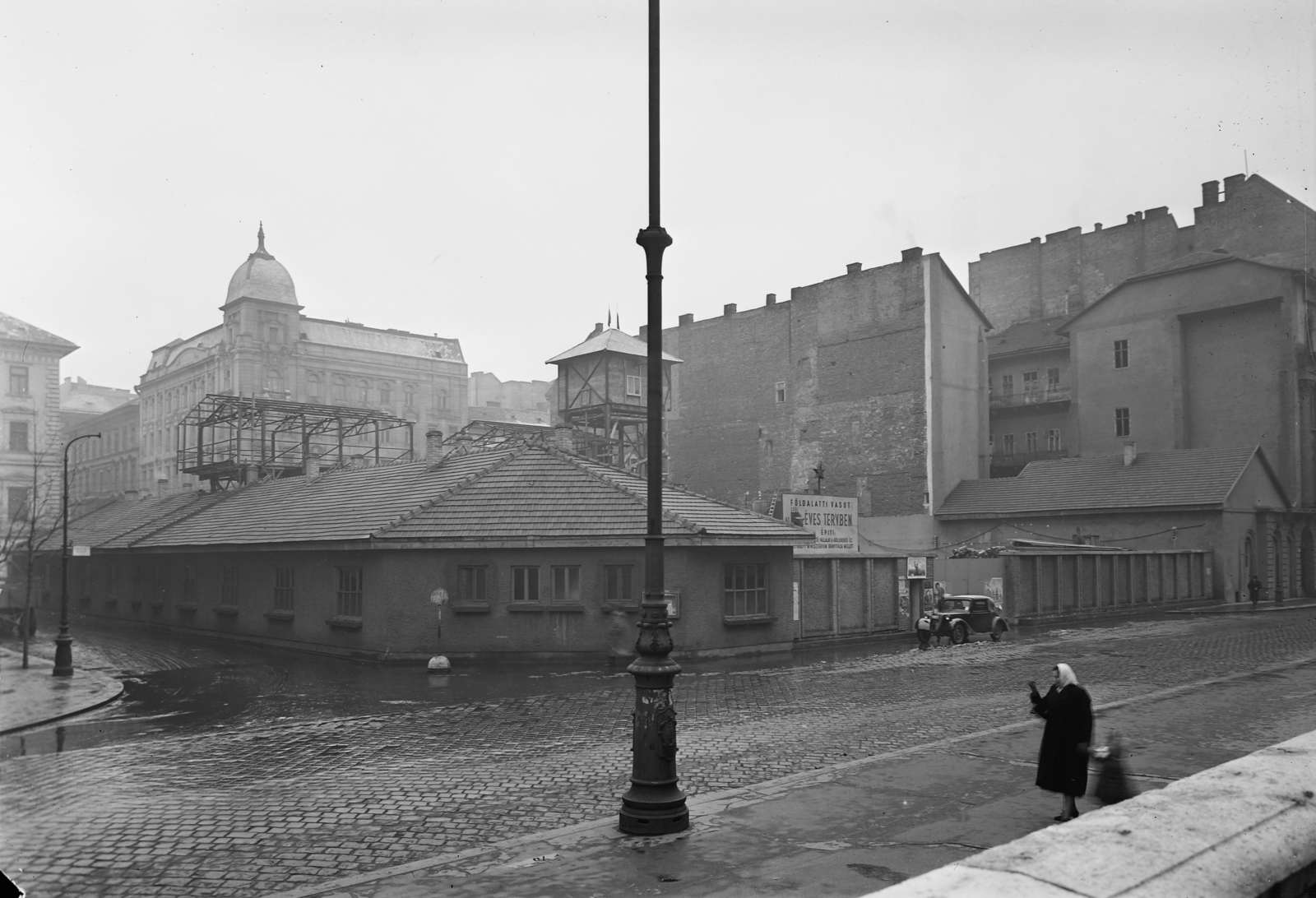 Magyarország, Budapest V., Szent István tér - Hercegprímás (Alpári Gyula) utca sarok, a metróépítés területe a Bazilika felől nézve., 1952, UVATERV, plakát, utcakép, hirdető tábla, lámpaoszlop, automobil, metróépítés, Budapest, Fortepan #5307